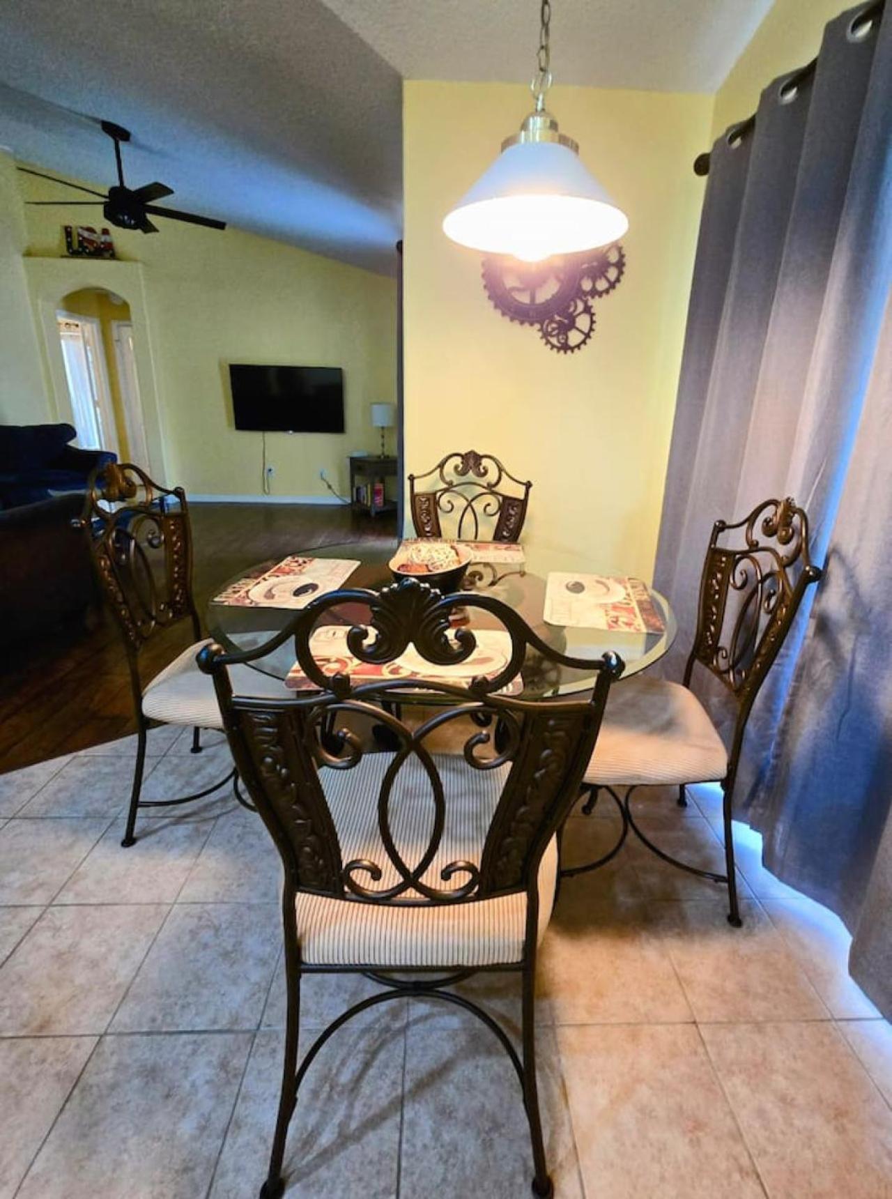 Joyful And Bright 4 Bedroom 3 Bathroom Pool *