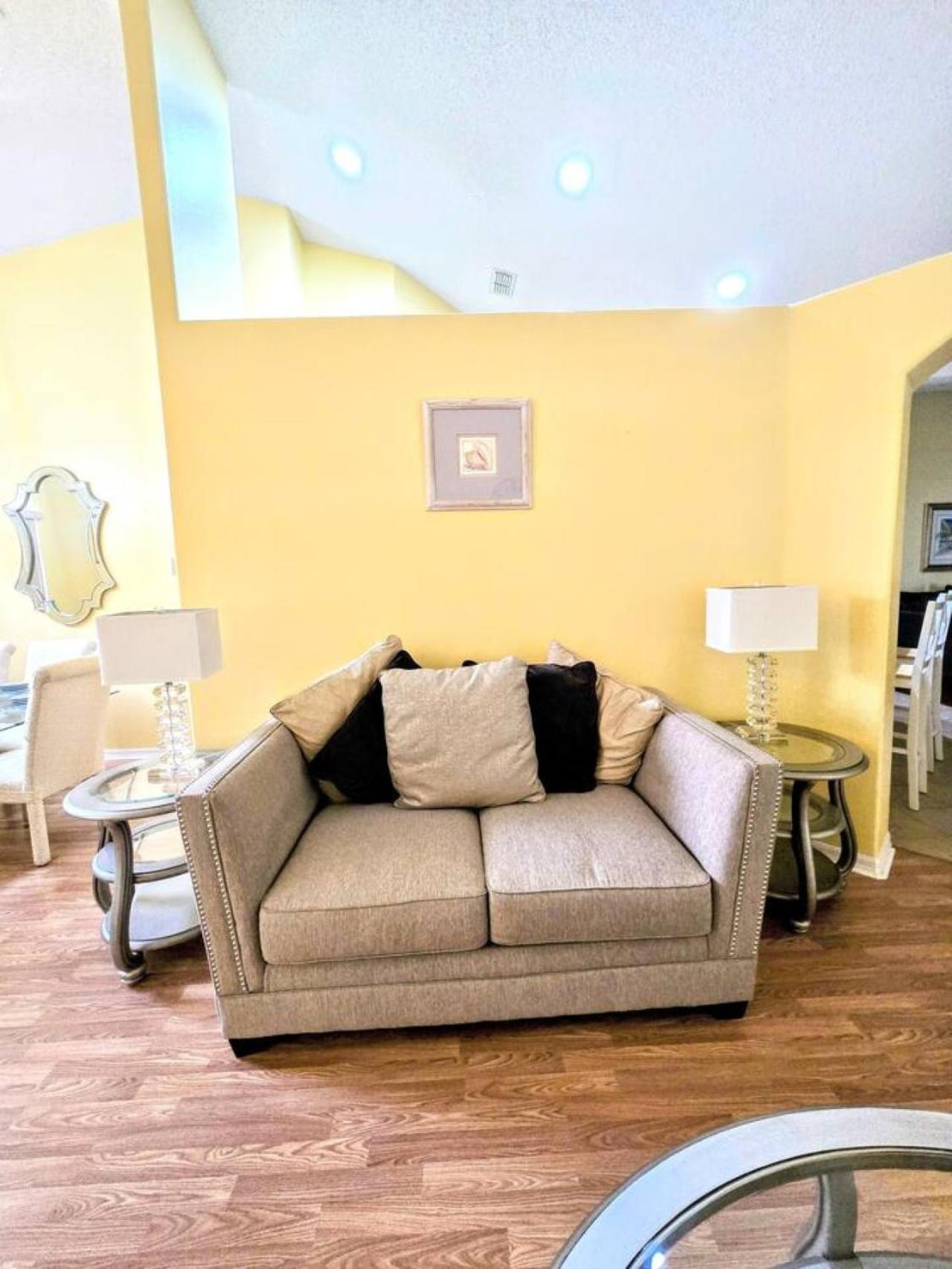 Joyful And Bright 4 Bedroom 3 Bathroom Pool Holiday home