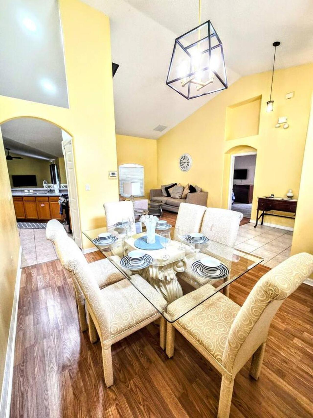 Joyful And Bright 4 Bedroom 3 Bathroom Pool Holiday home *