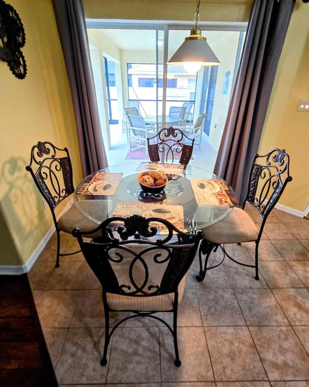 Joyful And Bright 4 Bedroom 3 Bathroom Pool