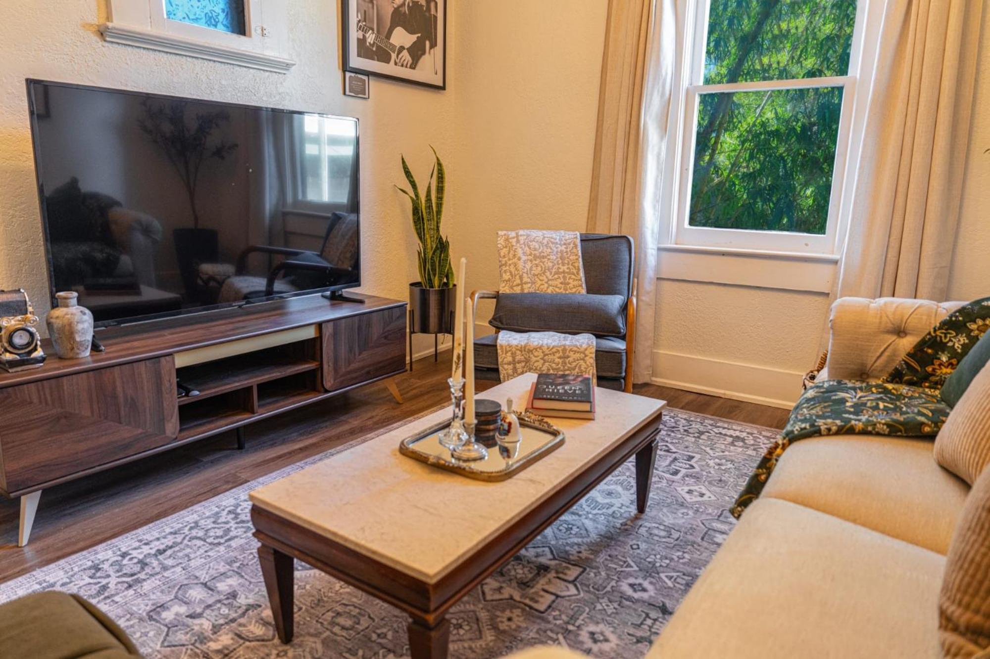 Historic Casita Joy, Dt, Eola, Delaney Park, 2 Bedrooms 1 Bathroom Unit B *