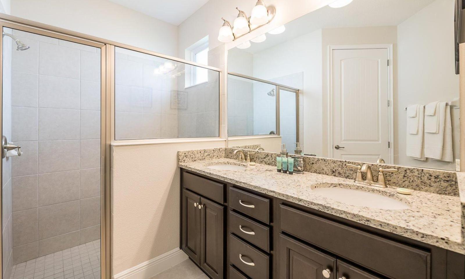 Airy 6 Bdrm Abode With Theater In Encore