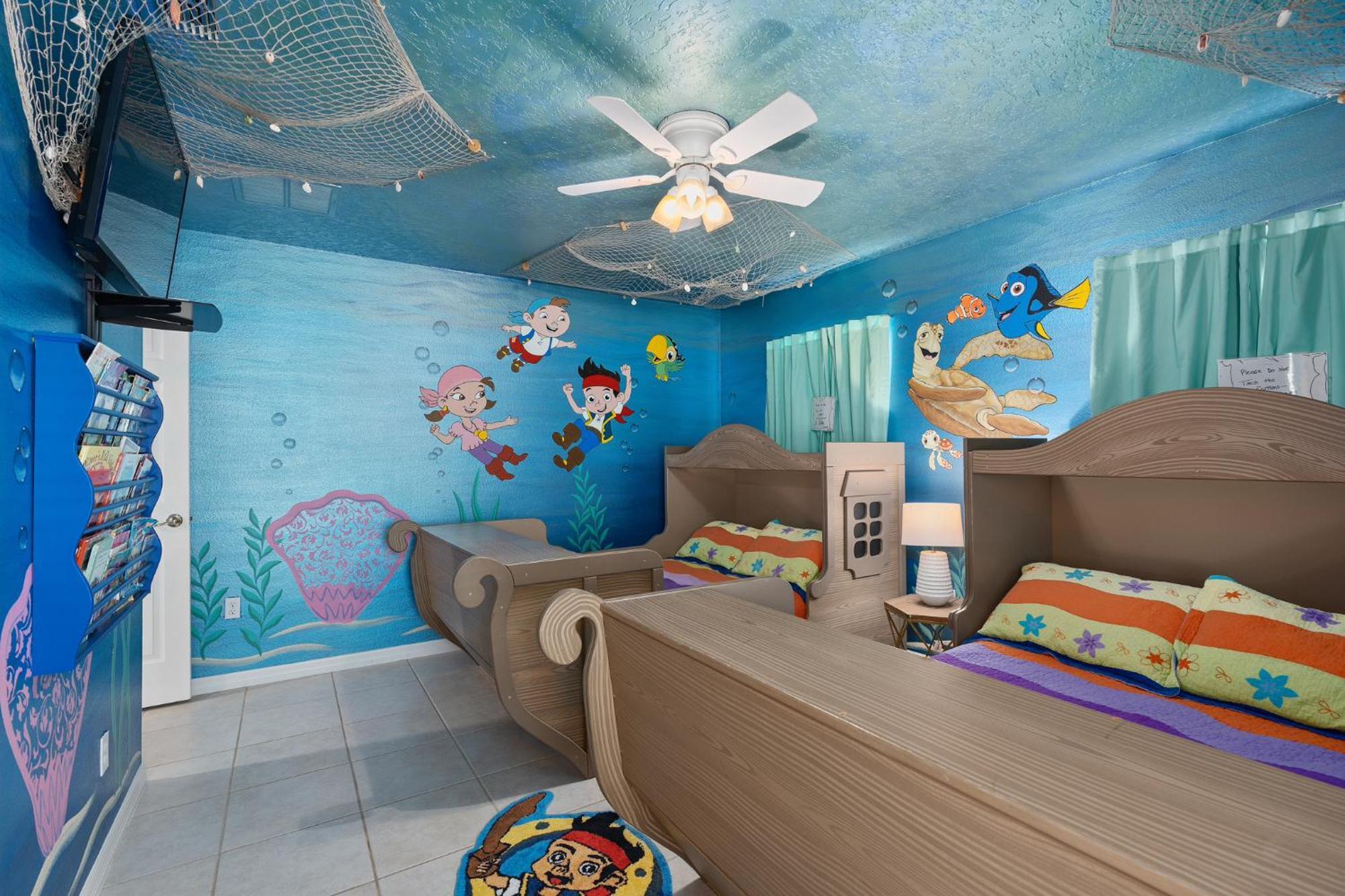 Holiday home Mickeys Sunrise - Phenomenal 7br Themed Theater Swingset Splashpad Gas Bbq - 2 Miles To *