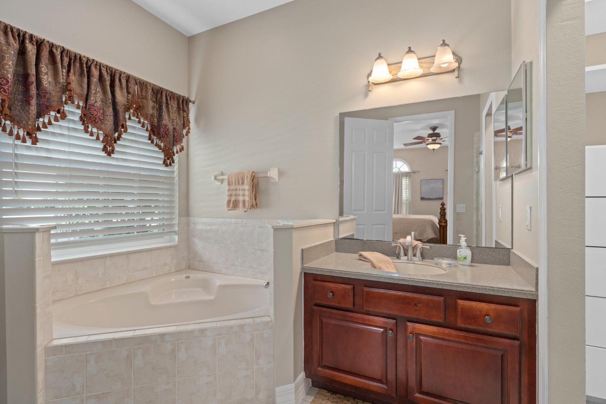 Holiday home Mickeys Sunrise - Phenomenal 7br Themed Theater Swingset Splashpad Gas Bbq - 2 Miles To