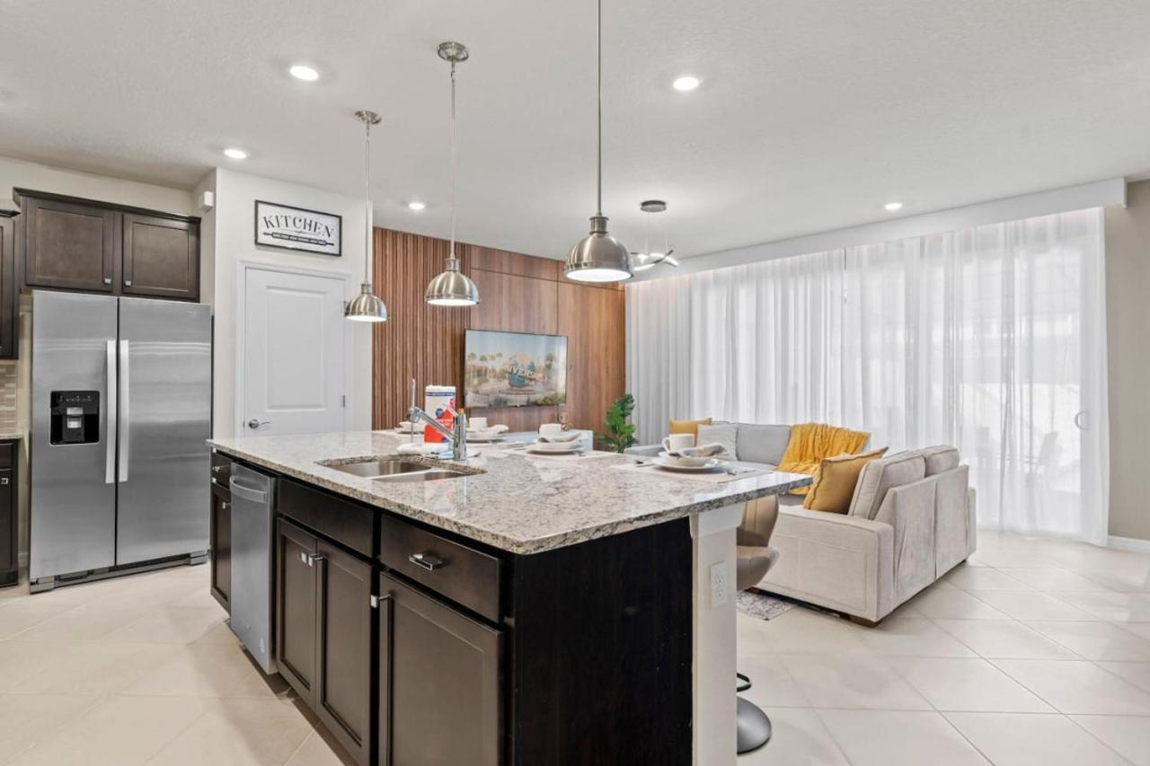 5 Bedroom 5 Bathroom Windsor Cay 1289 *