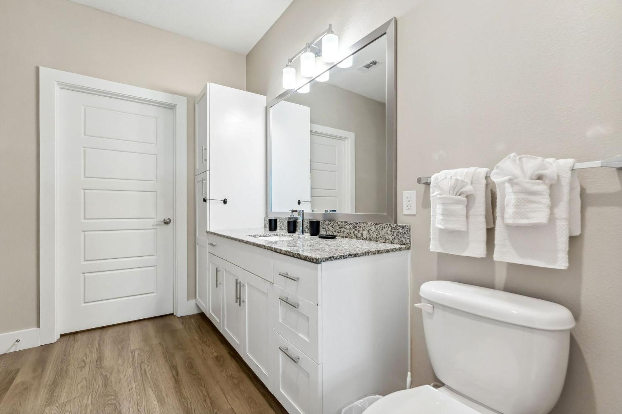 Apartment Private Full Modern King Suite, Amenities & Great Pool *