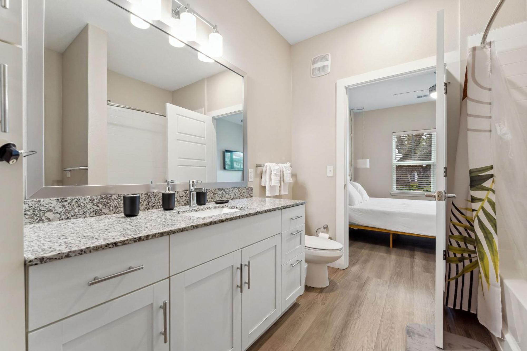 Apartment Private Full Modern King Suite, Amenities & Great Pool *