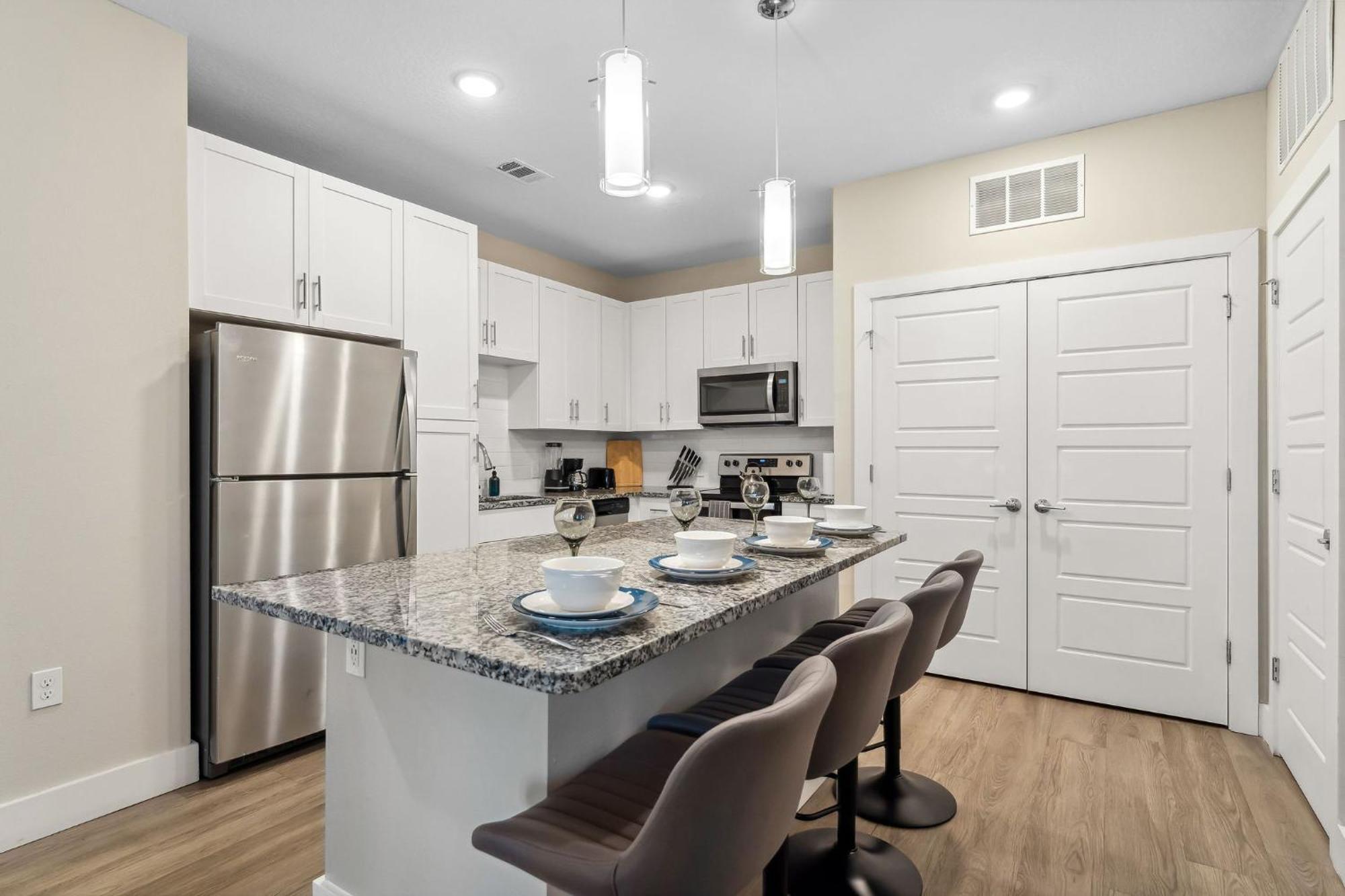 Private Full Modern King Suite, Amenities & Great Pool Apartment Orlando
