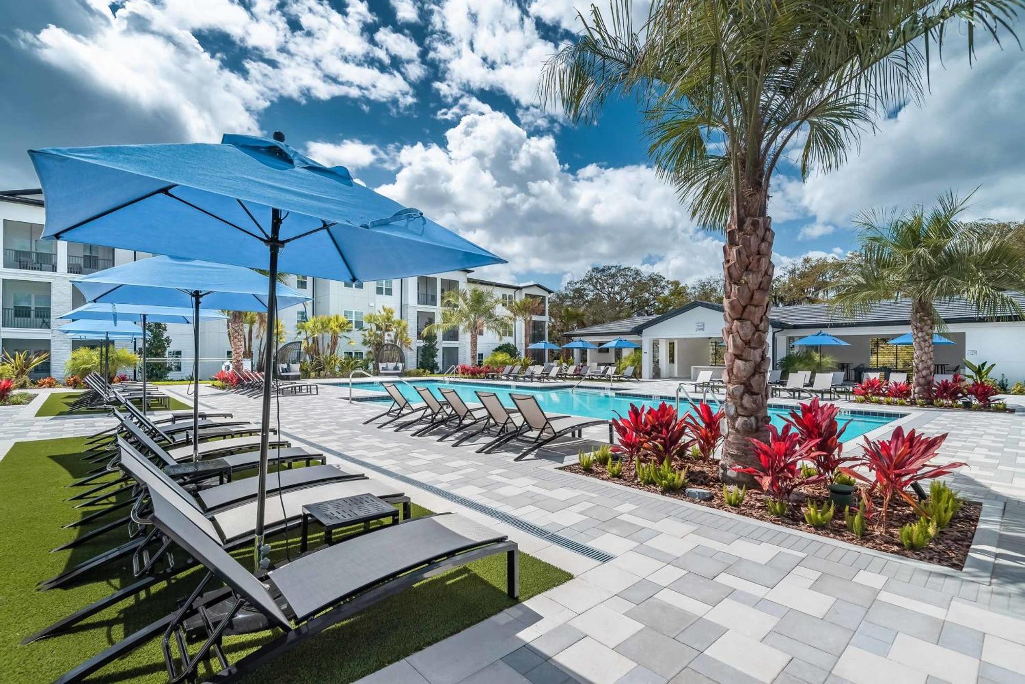Private Full Modern King Suite, Amenities & Great Pool Apartment