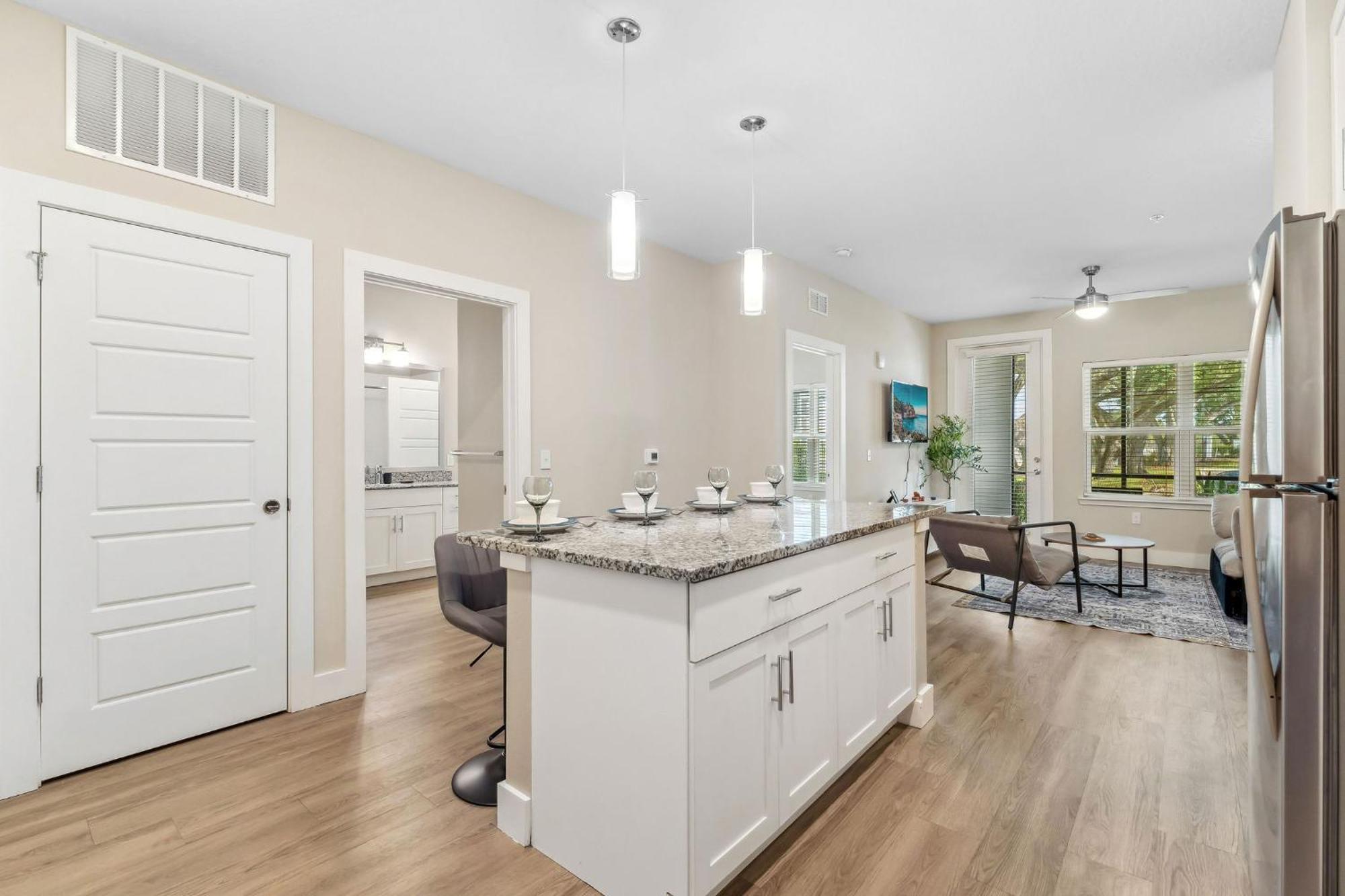 Private Full Modern King Suite, Amenities & Great Pool *