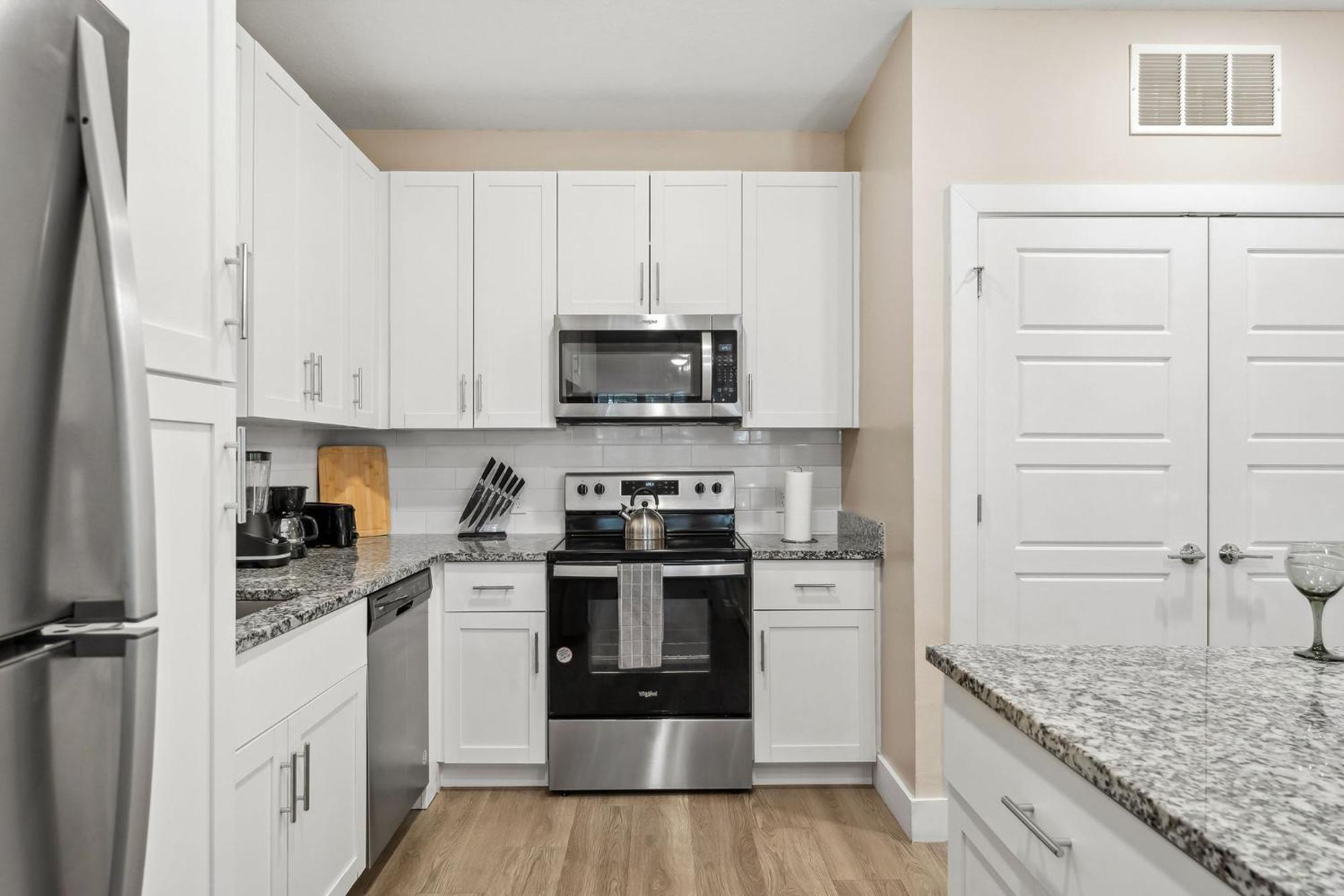 Private Full Modern King Suite, Amenities & Great Pool Apartment
