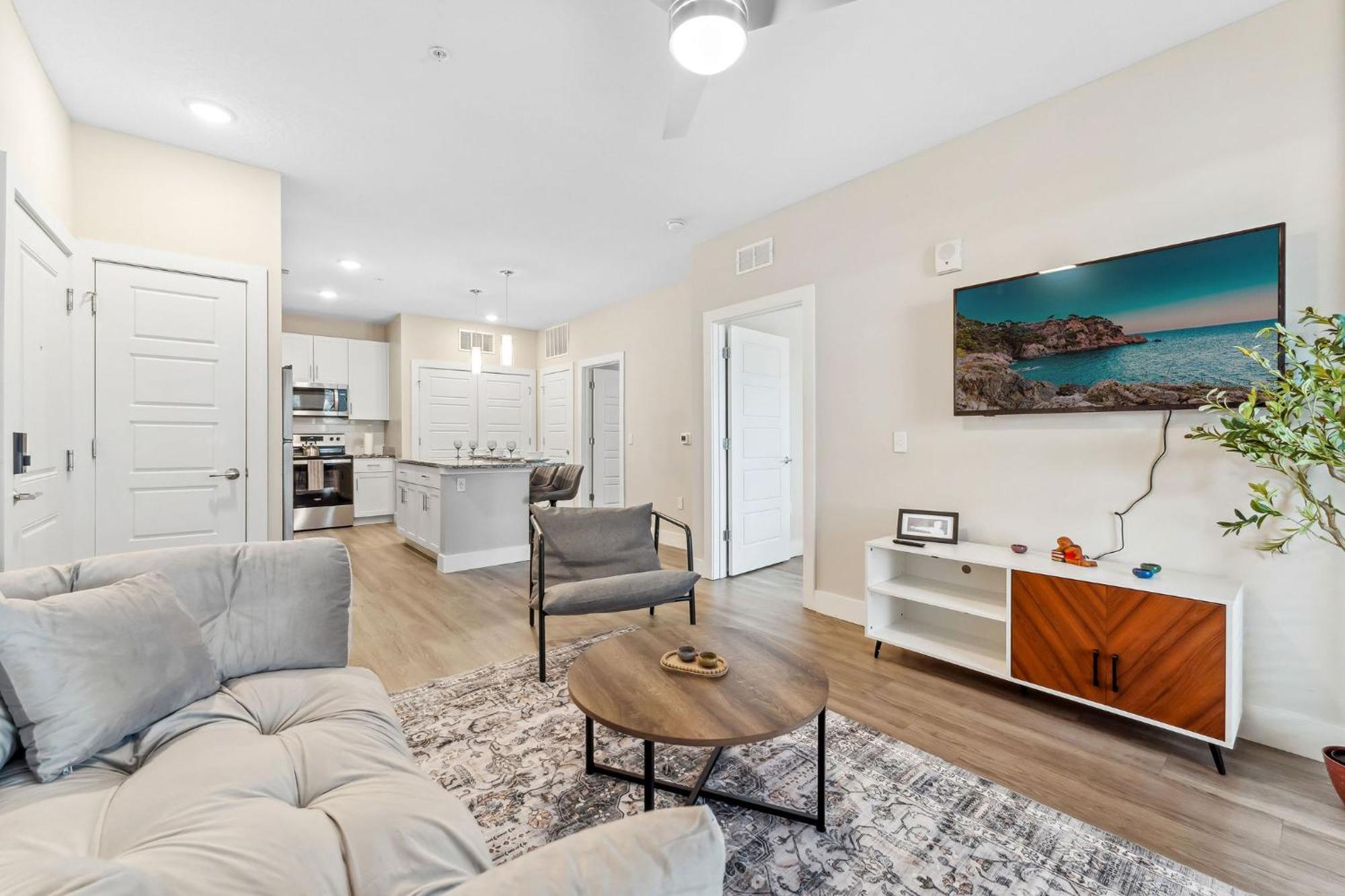 Apartment Private Full Modern King Suite, Amenities & Great Pool