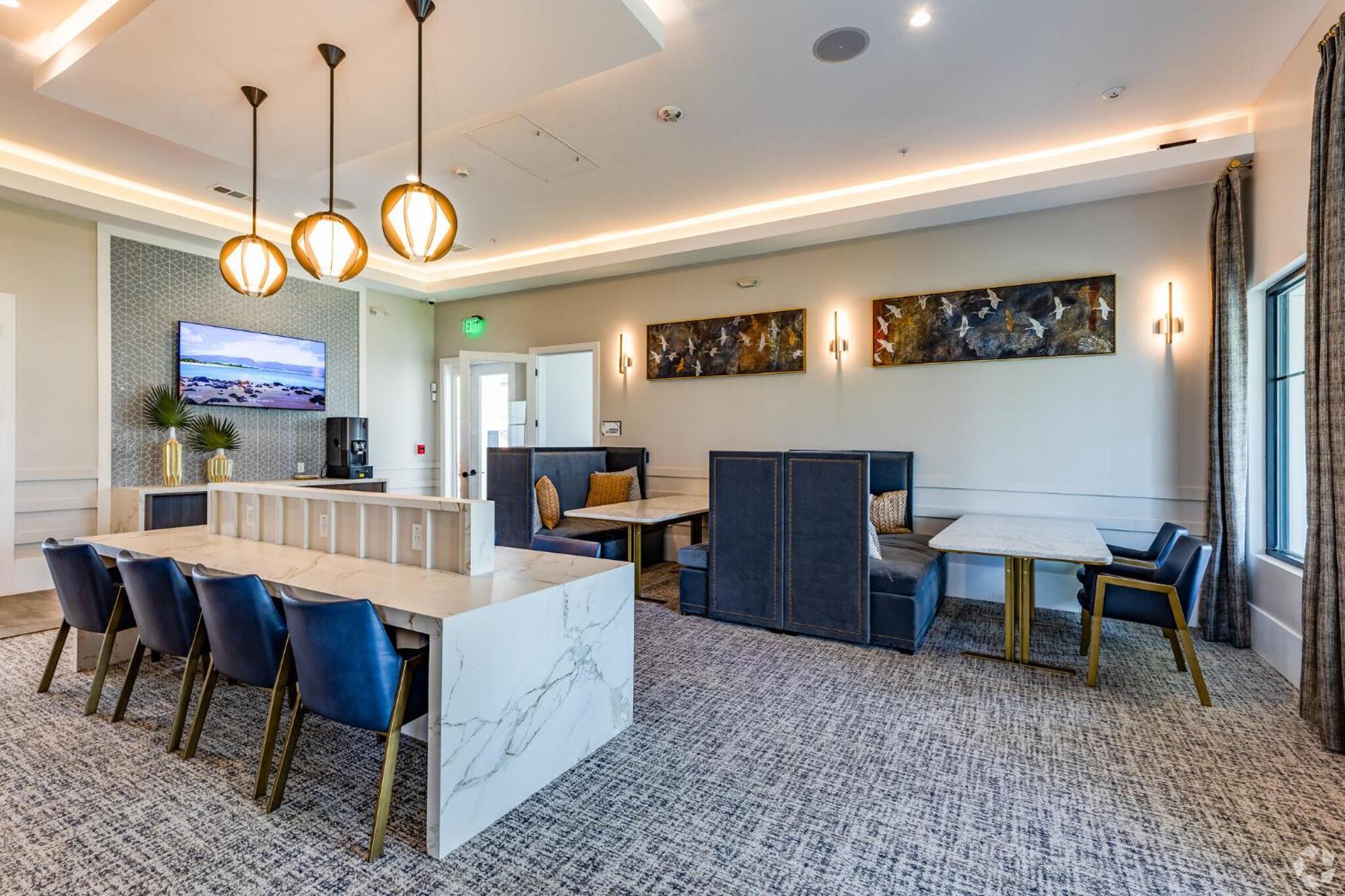 Private Full Modern King Suite, Amenities & Great Pool Apartment