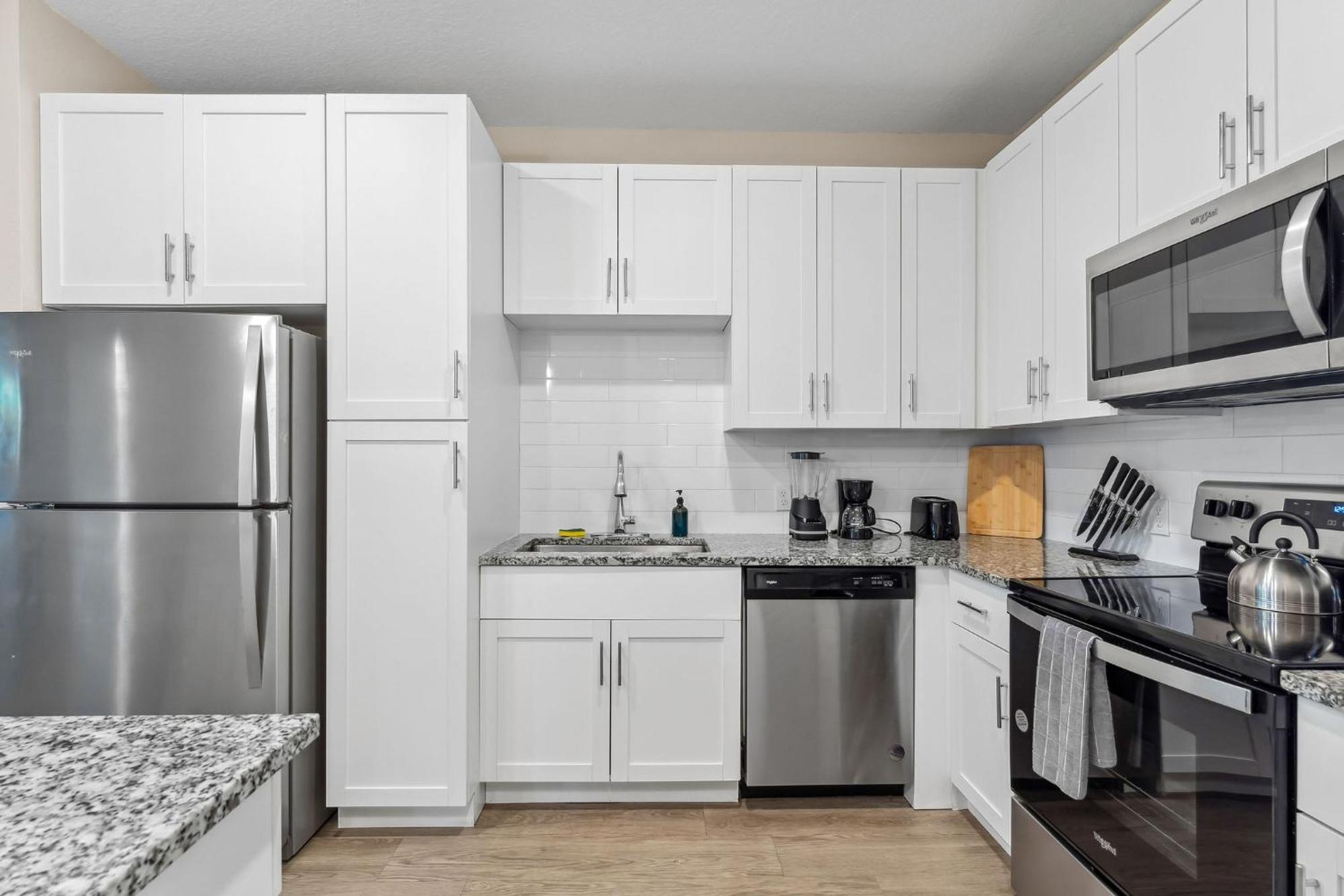 Private Full Modern King Suite, Amenities & Great Pool Apartment *