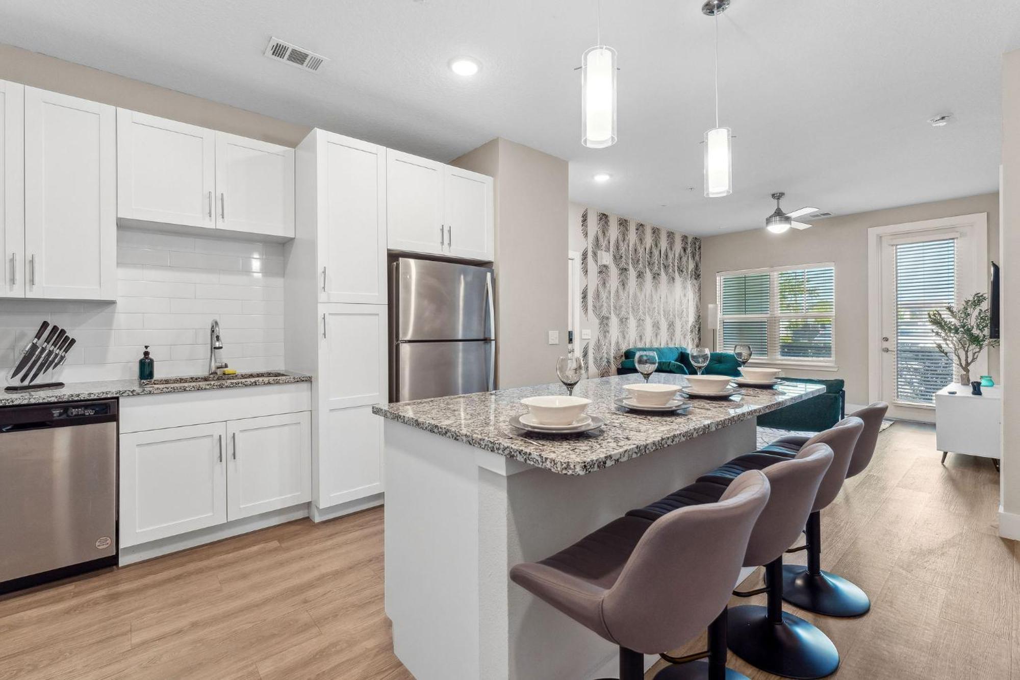 Private Full King-size Bed Haven, Pool, & Great Pool