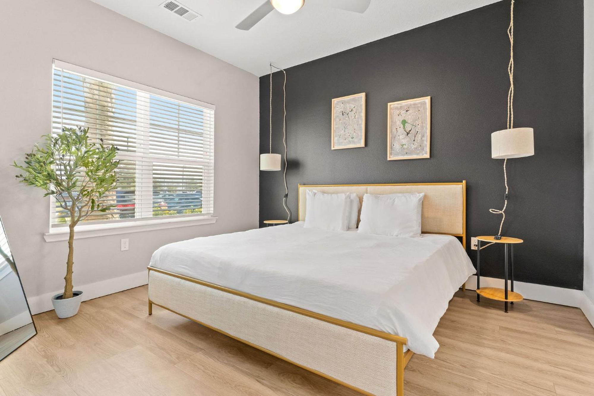 Apartment Private Full King-size Bed Haven, Pool, & Great Pool *