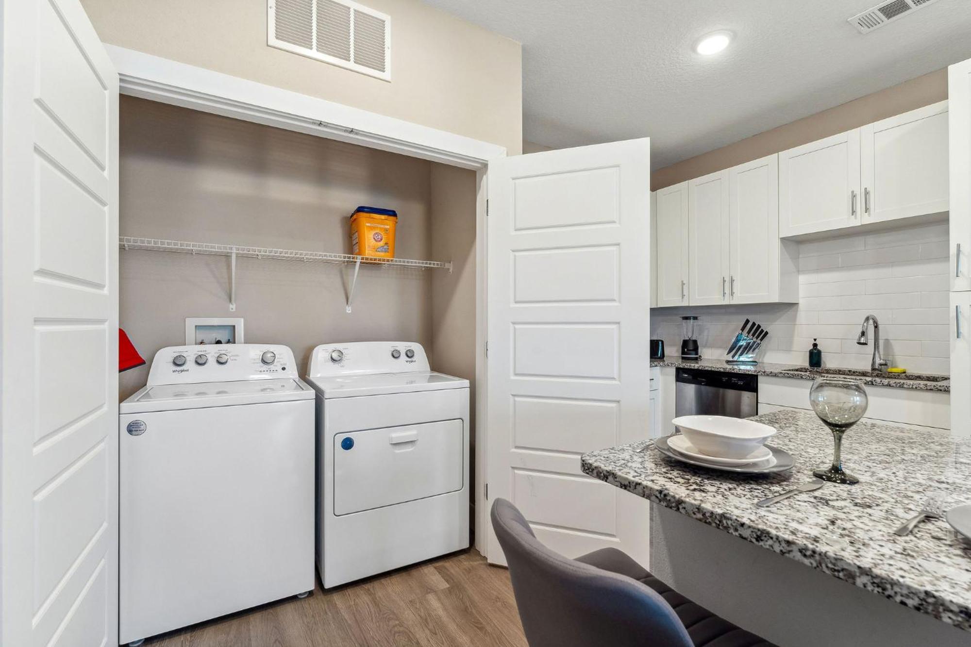 Apartment Private Full King-size Bed Haven, Pool, & Great Pool *