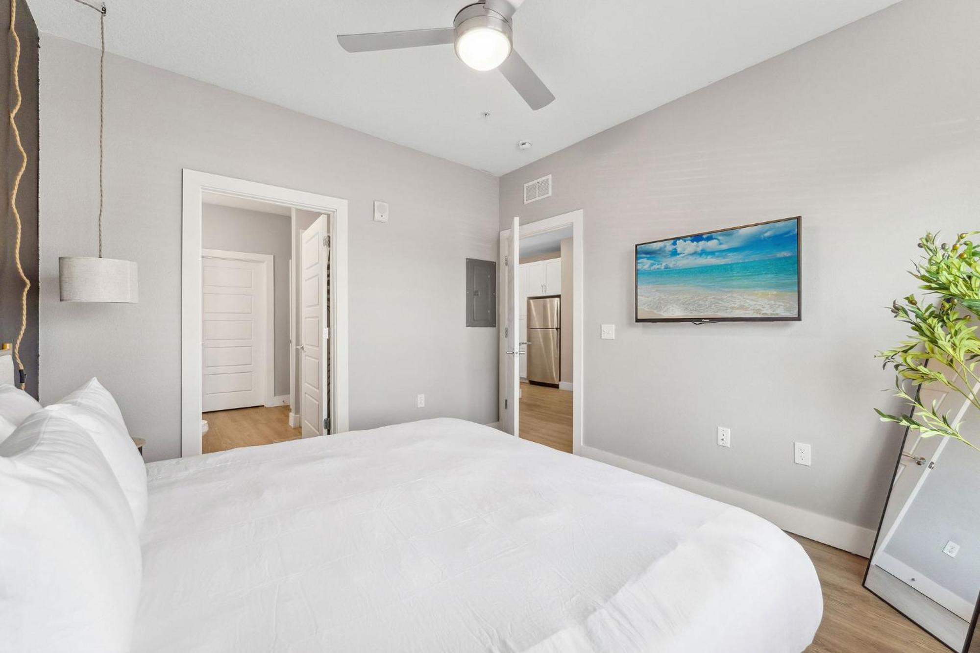 Apartment Private Full King-size Bed Haven, Pool, & Great Pool