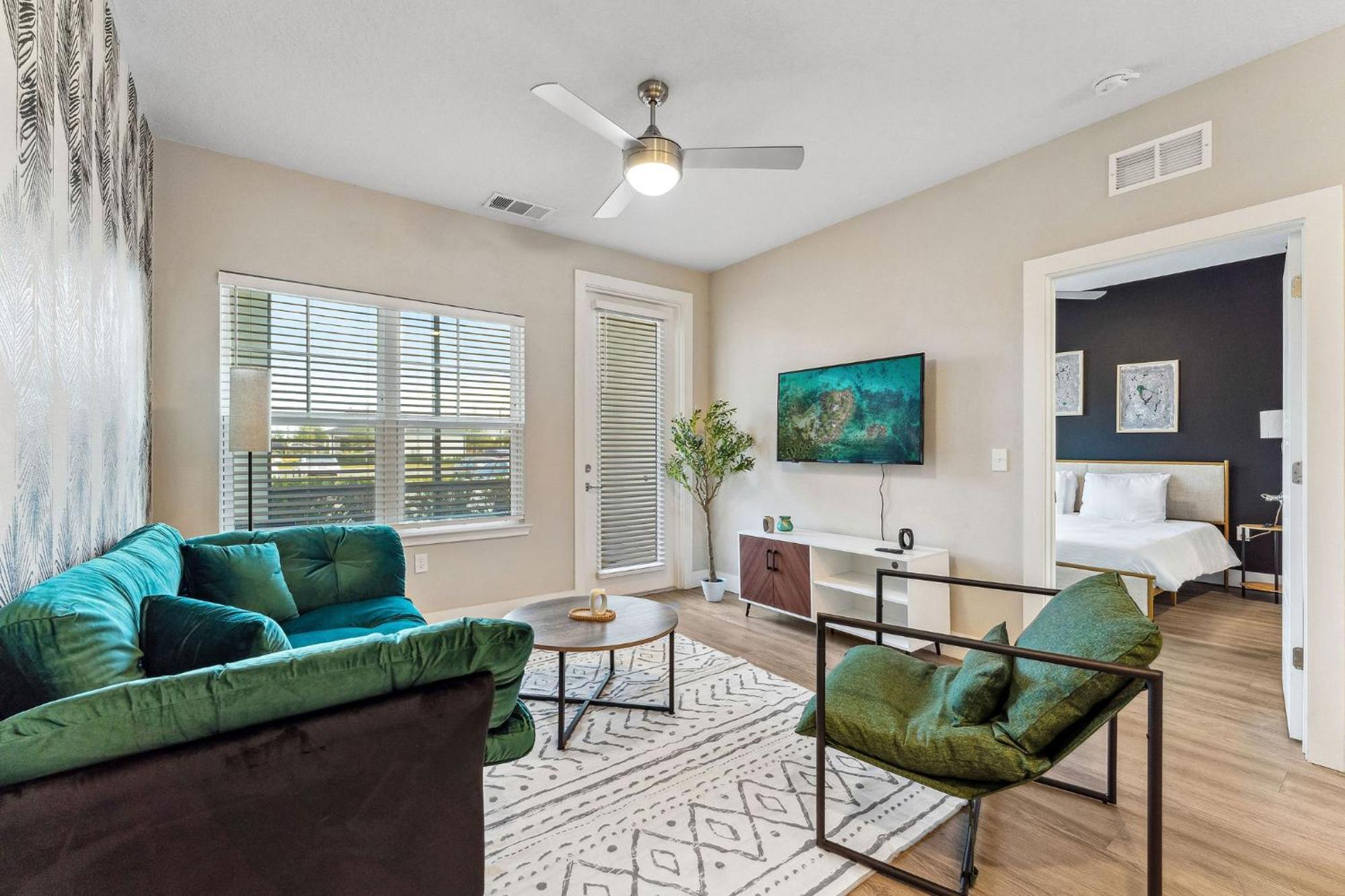 Apartment Private Full King-size Bed Haven, Pool, & Great Pool *