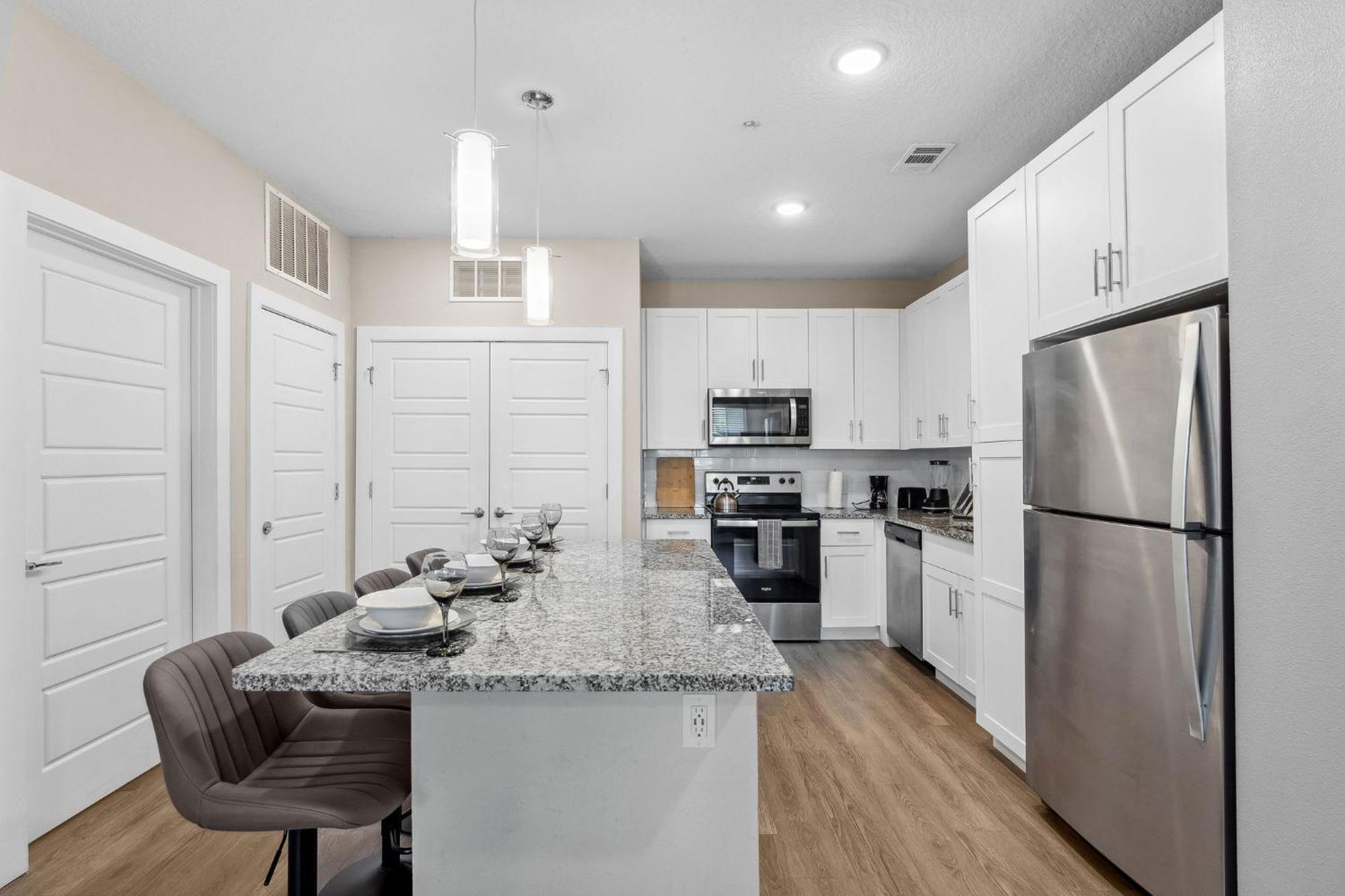 Private Full King-size Bed Haven, Pool, & Great Pool Orlando