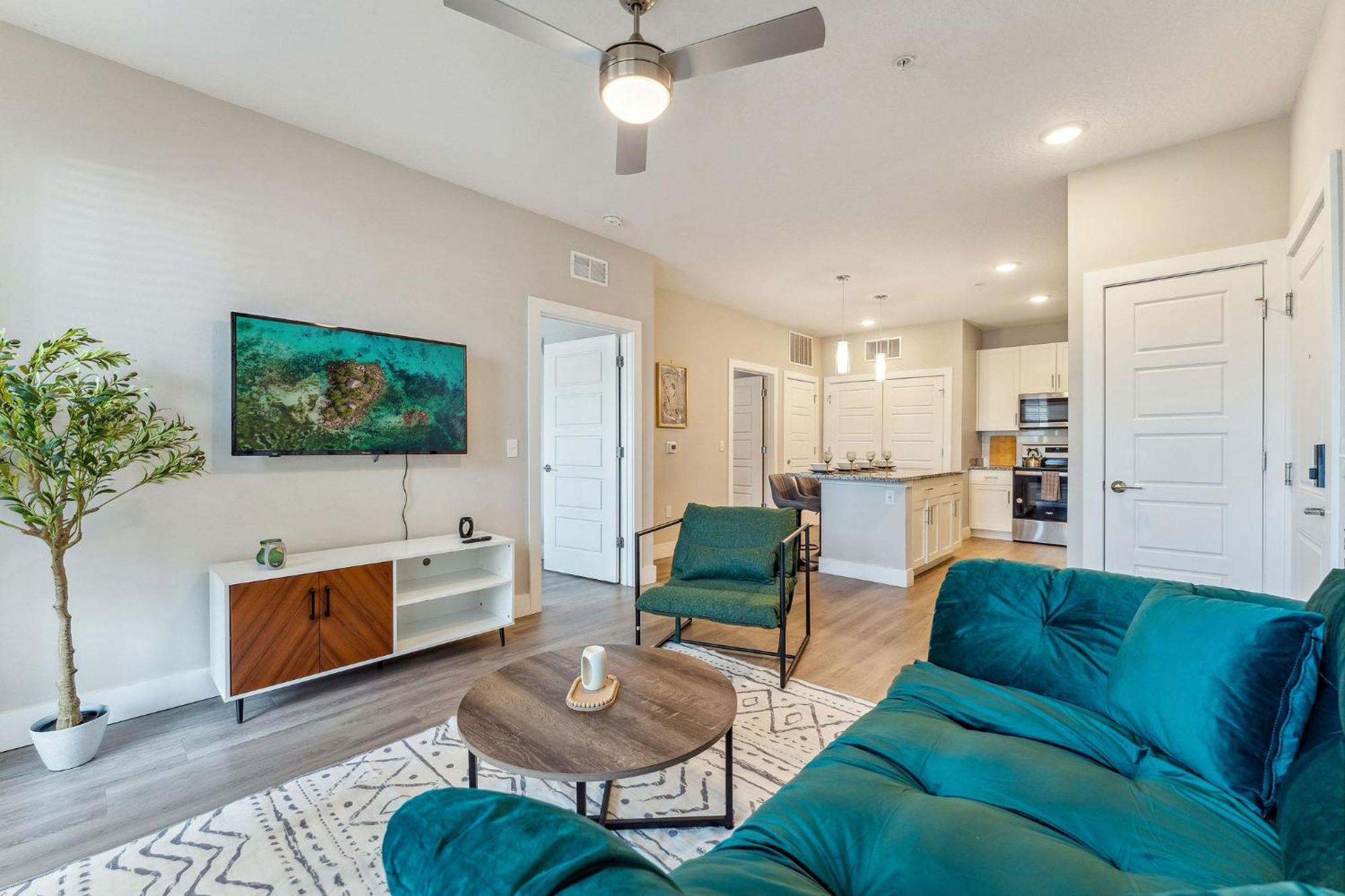 Private Full King-size Bed Haven, Pool, & Great Pool