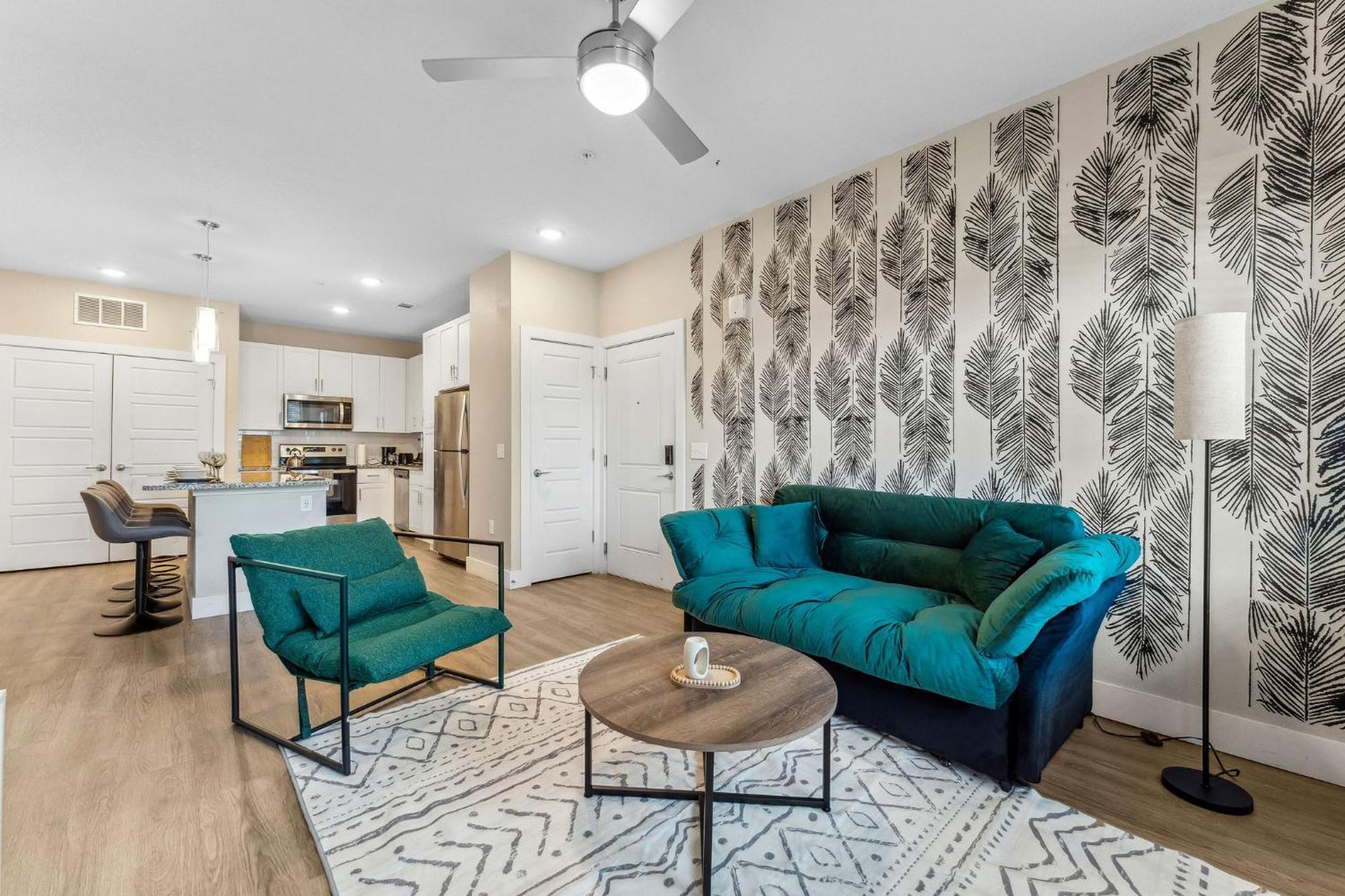 Private Full King-size Bed Haven, Pool, & Great Pool Apartment *