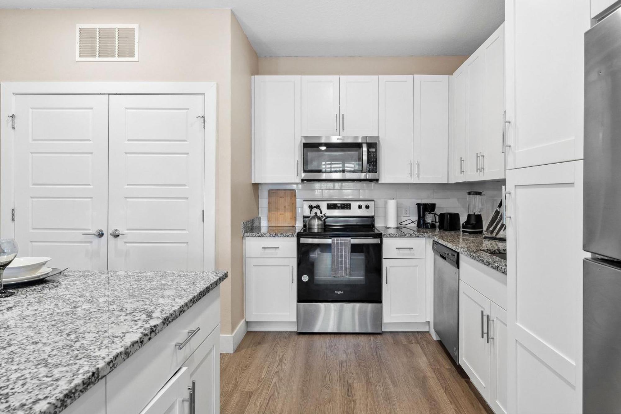 Apartment Private Full King-size Bed Haven, Pool, & Great Pool *