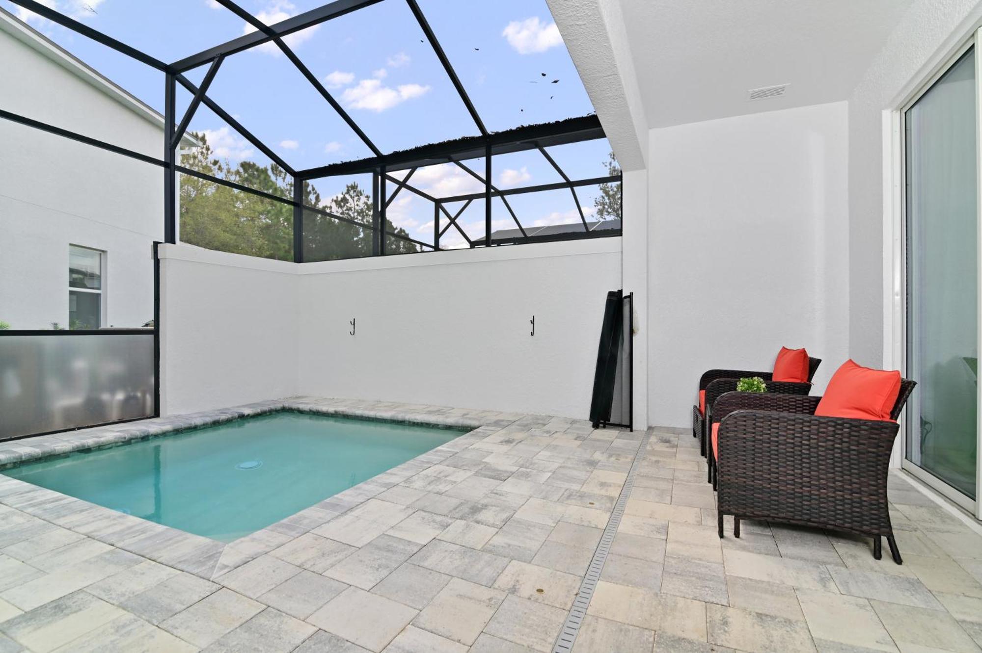New Luxury Dream Vacation With Gym, 70 Inch Tv, Private Pool, 4 Bedrooms, 3 Full Baths, High Speed Wifi Holiday home *