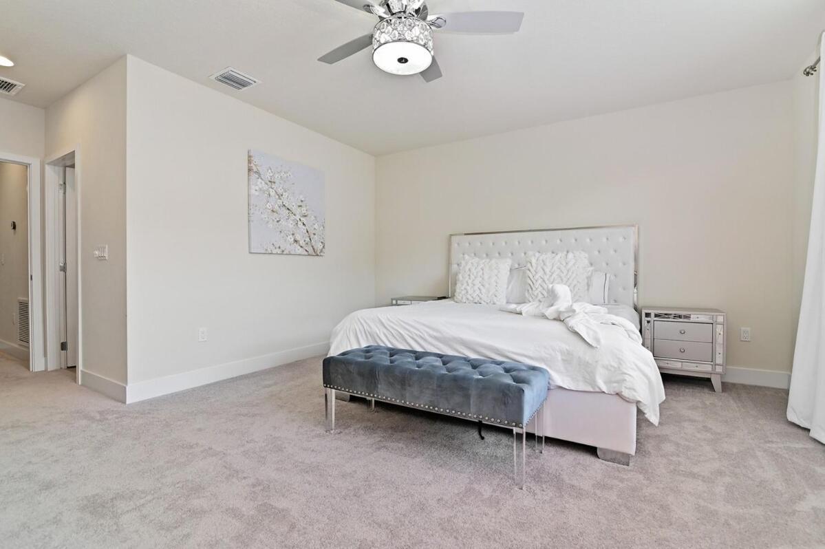 New Luxury Dream Vacation With Gym, 70 Inch Tv, Private Pool, 4 Bedrooms, 3 Full Baths, High Speed Wifi * Orlando