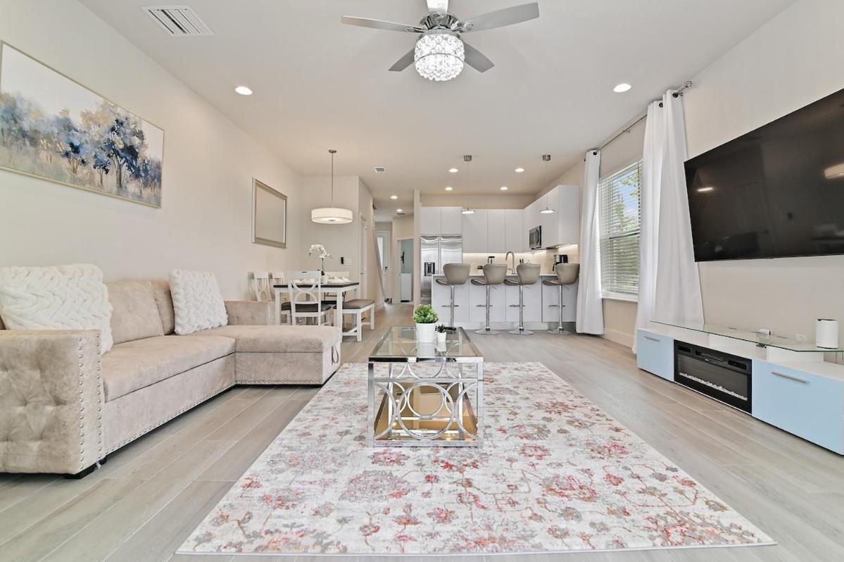Holiday home New Luxury Dream Vacation With Gym, 70 Inch Tv, Private Pool, 4 Bedrooms, 3 Full Baths, High Speed Wifi Orlando