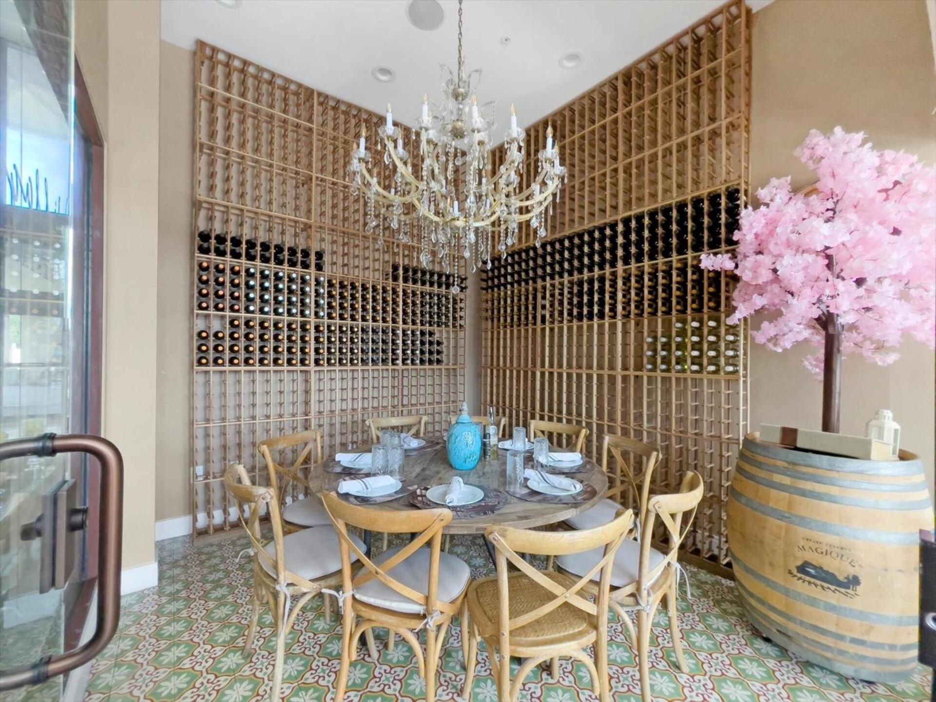 Book Now: Townhome 6440 Near Magic Villa *