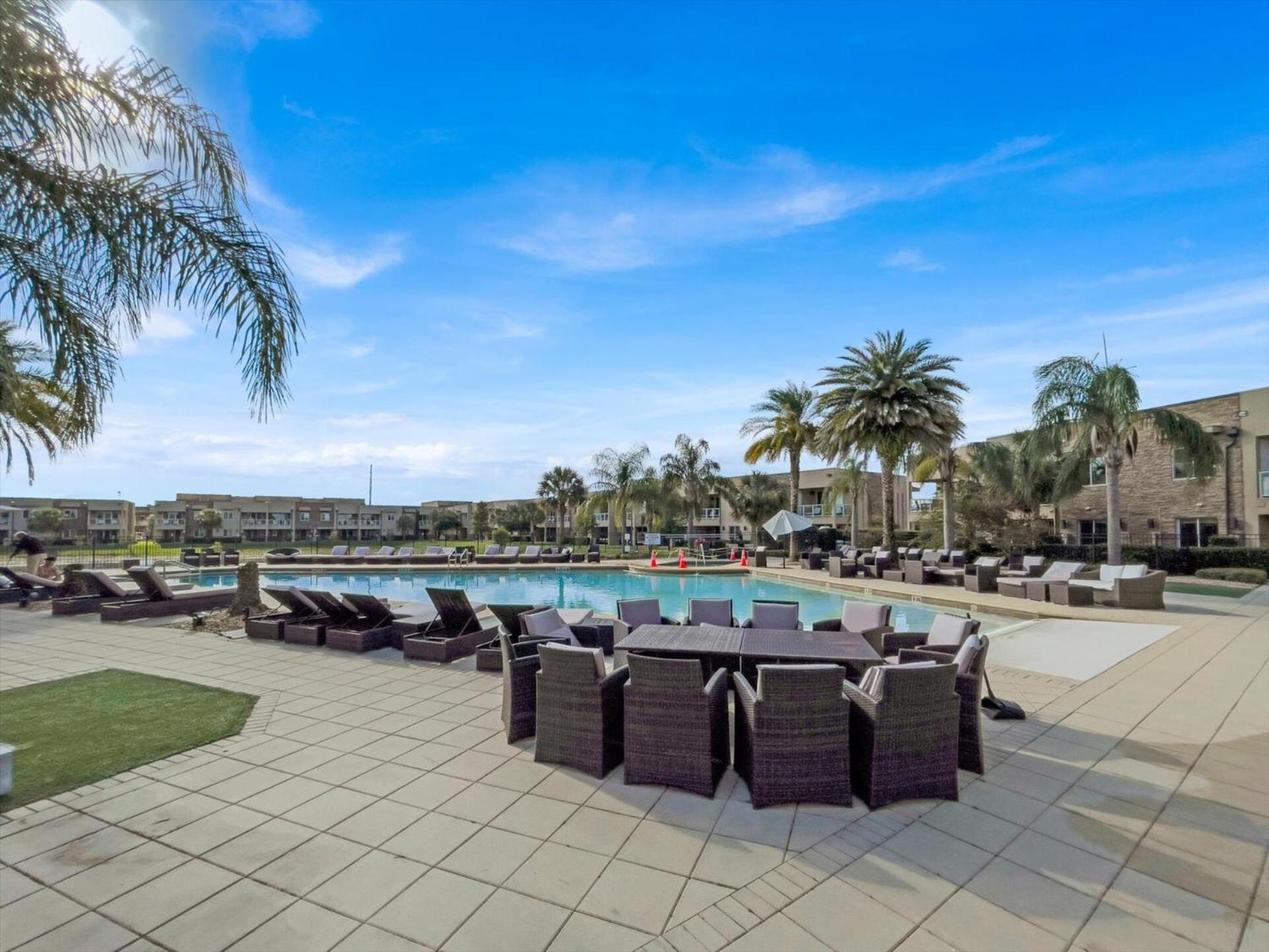 Book Now: Townhome 6440 Near Magic