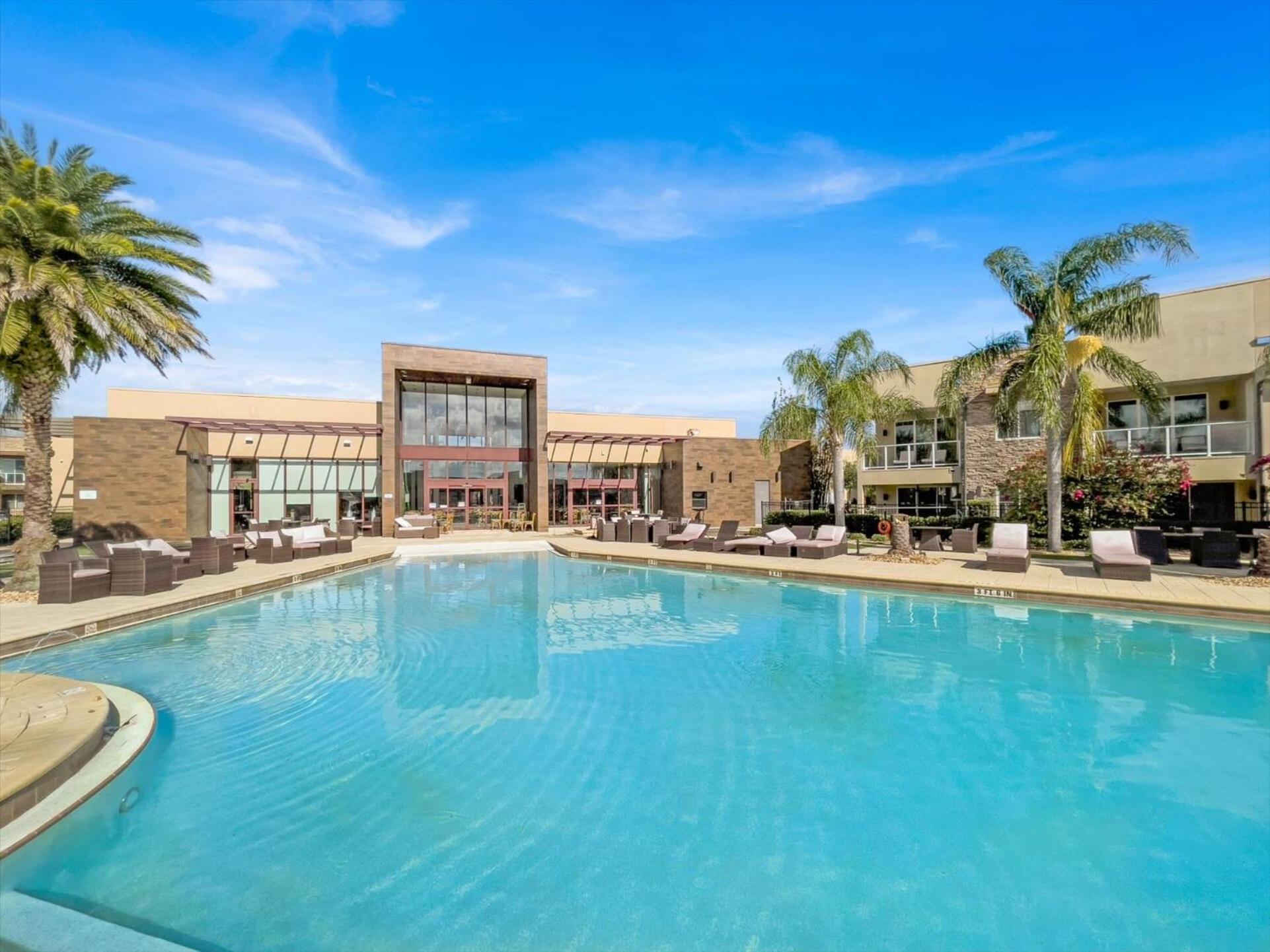 Book Now: Townhome 6440 Near Magic *