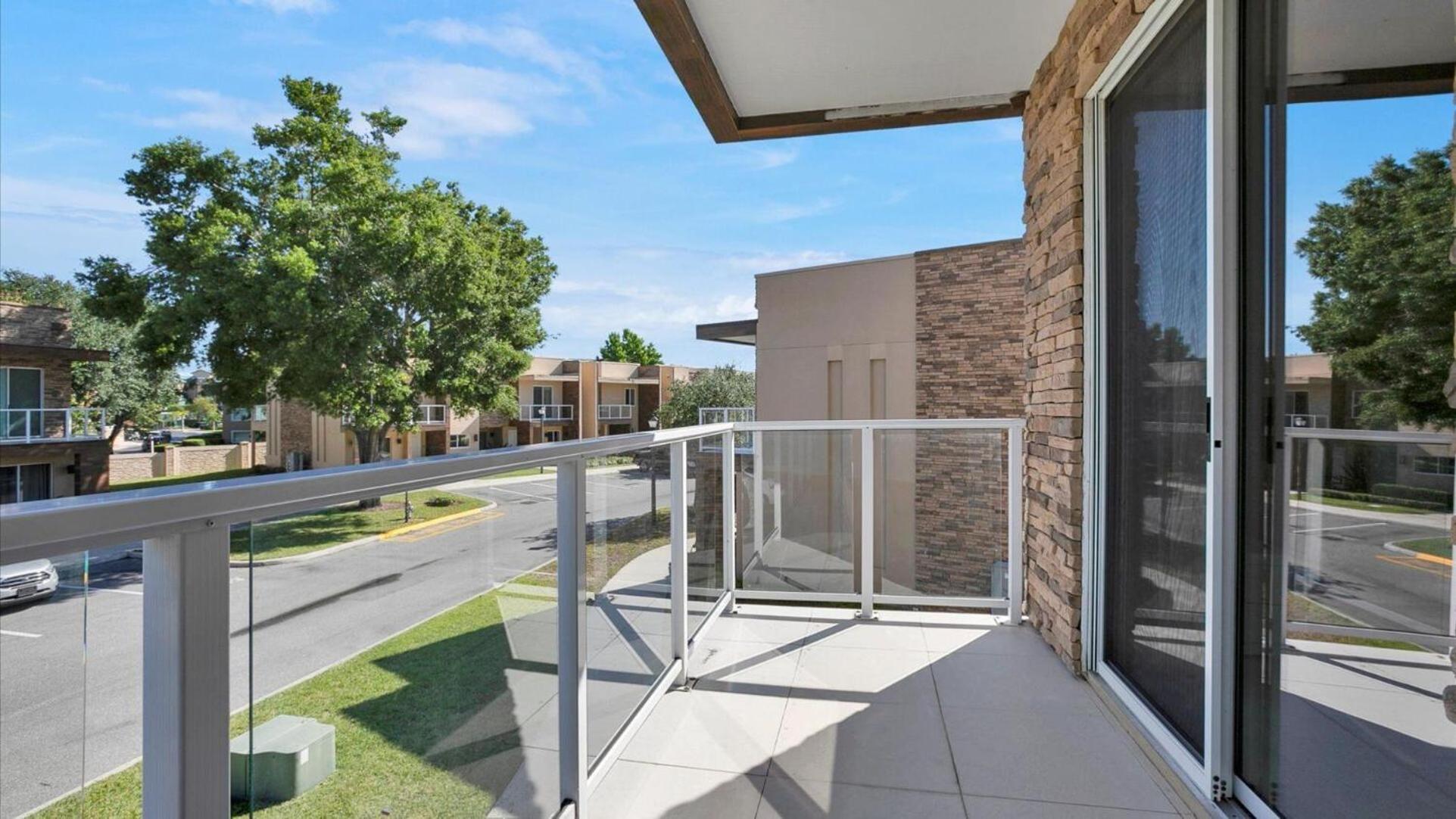 Book Now: Townhome 6440 Near Magic