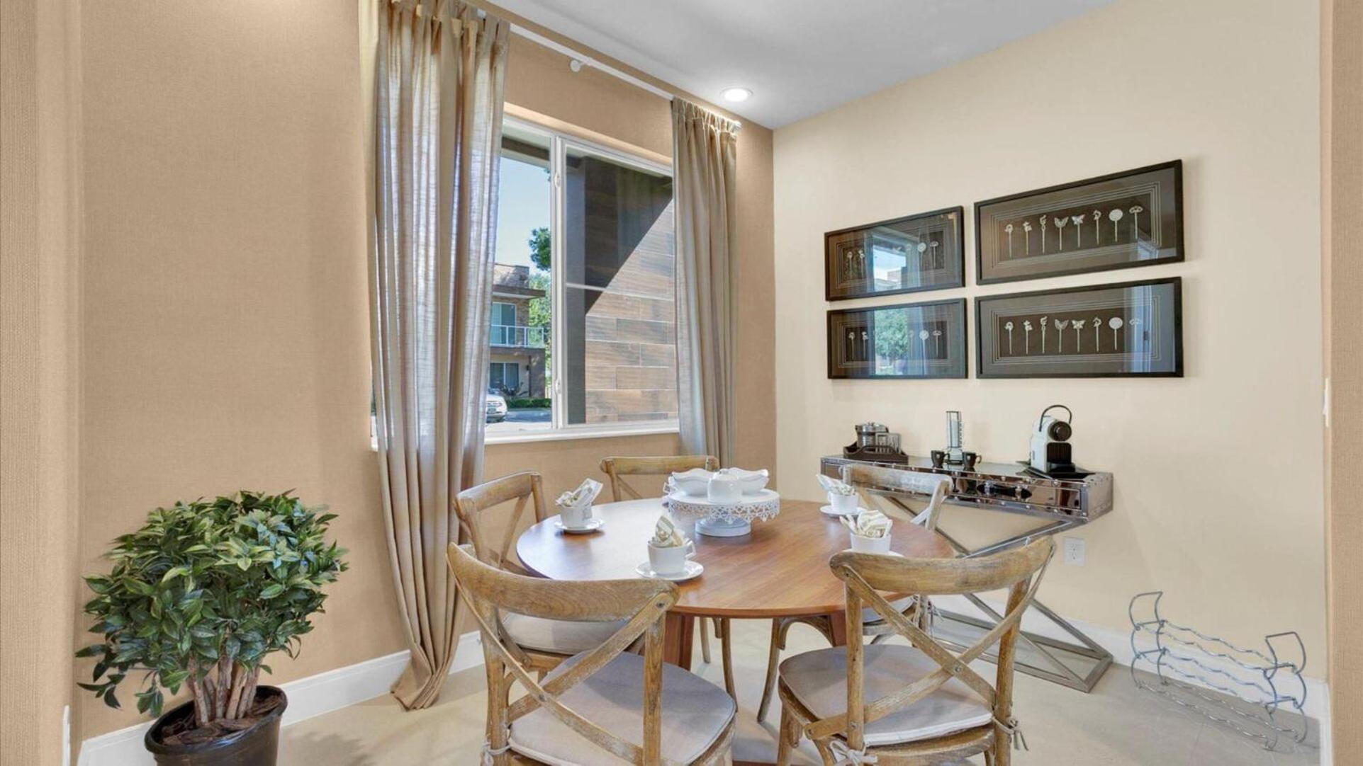 Villa Book Now: Townhome 6440 Near Magic