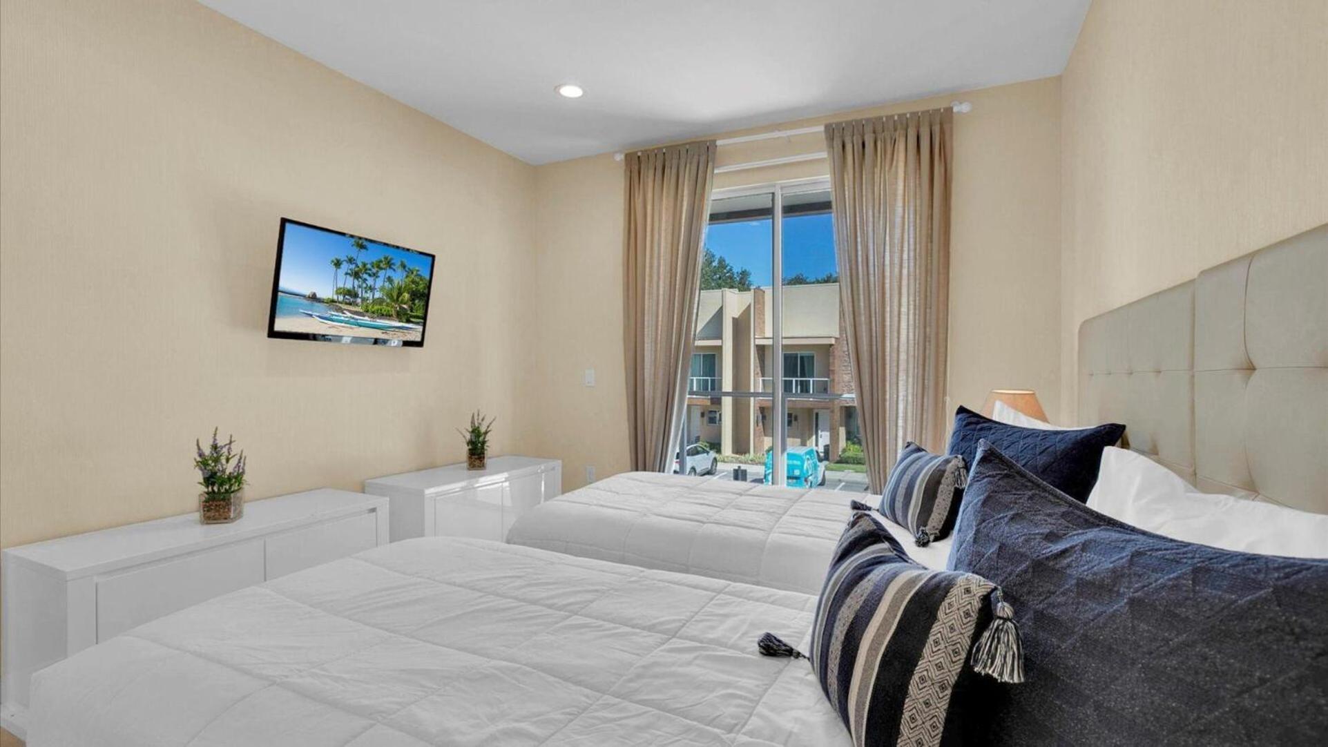 Book Now: Townhome 6440 Near Magic Villa
