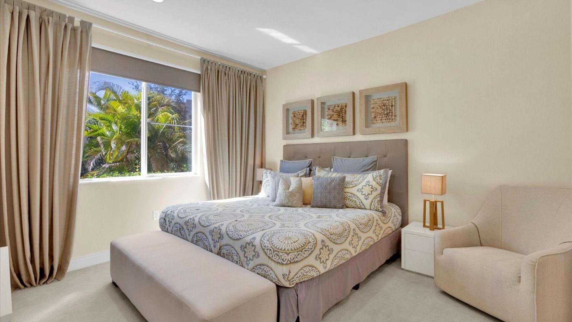 Book Now: Townhome 6440 Near Magic