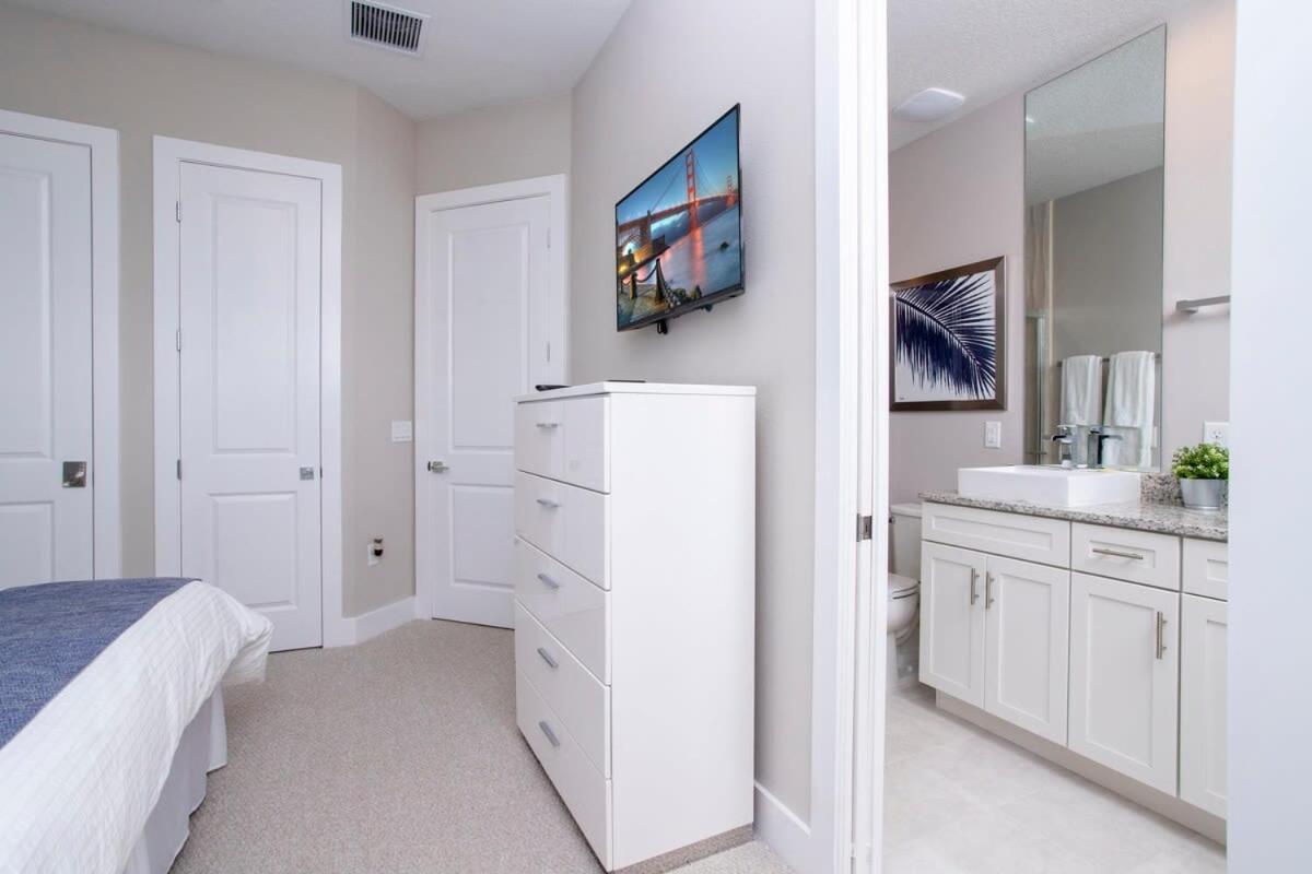 Gorgeous 4 Bedroom Family Friendly Close To 7573 Orlando