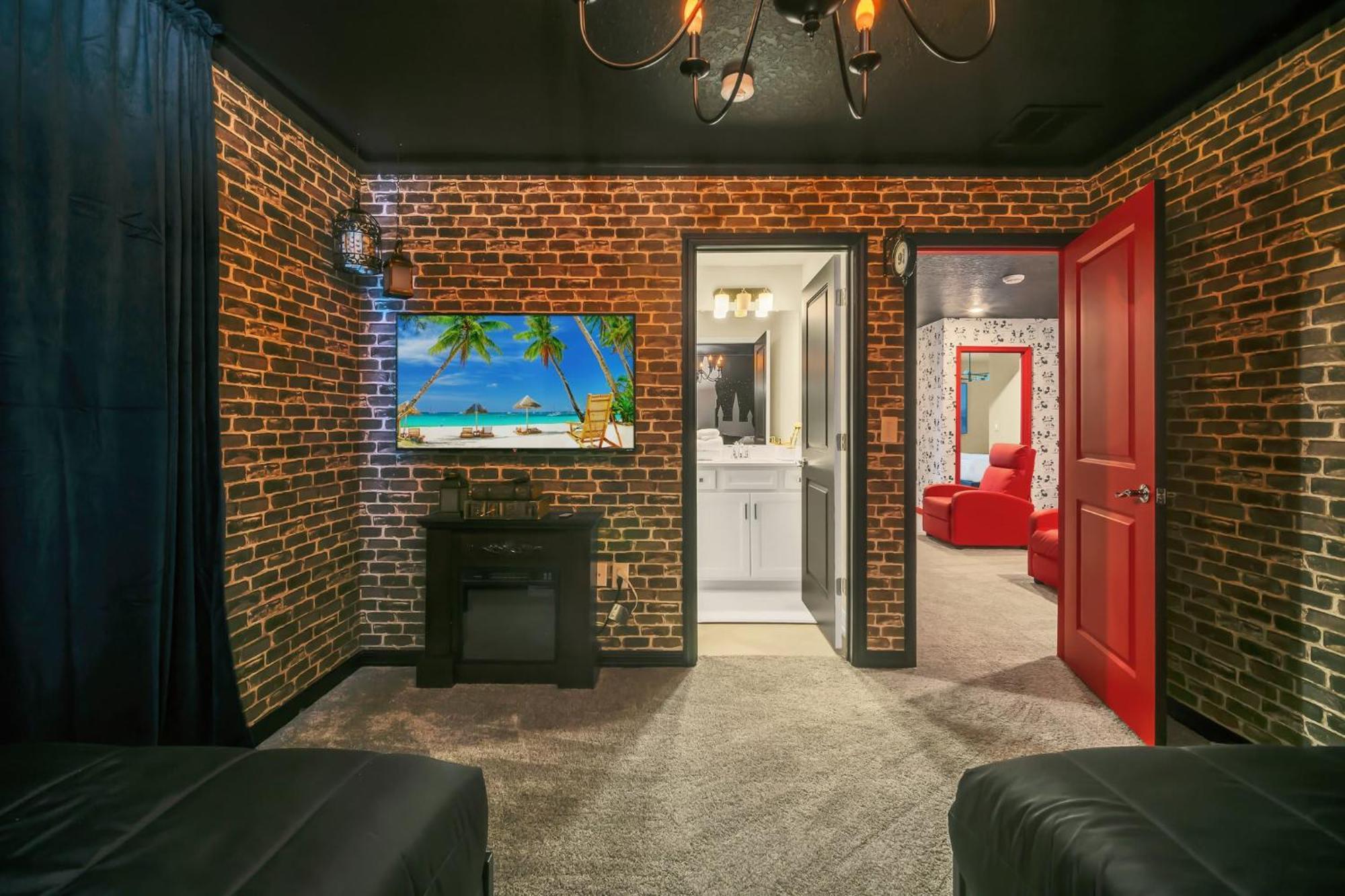 Chic 10br Retreat With Themed & Pool Orlando