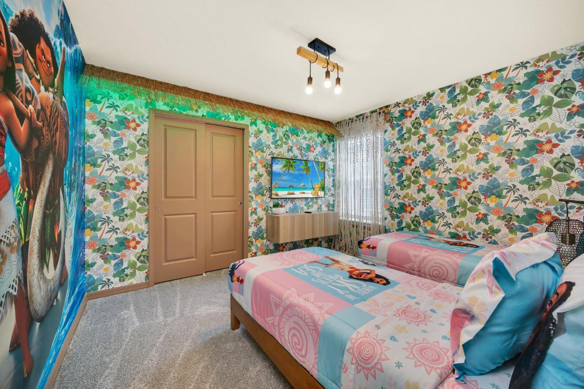 Chic 10br Retreat With Themed & Pool