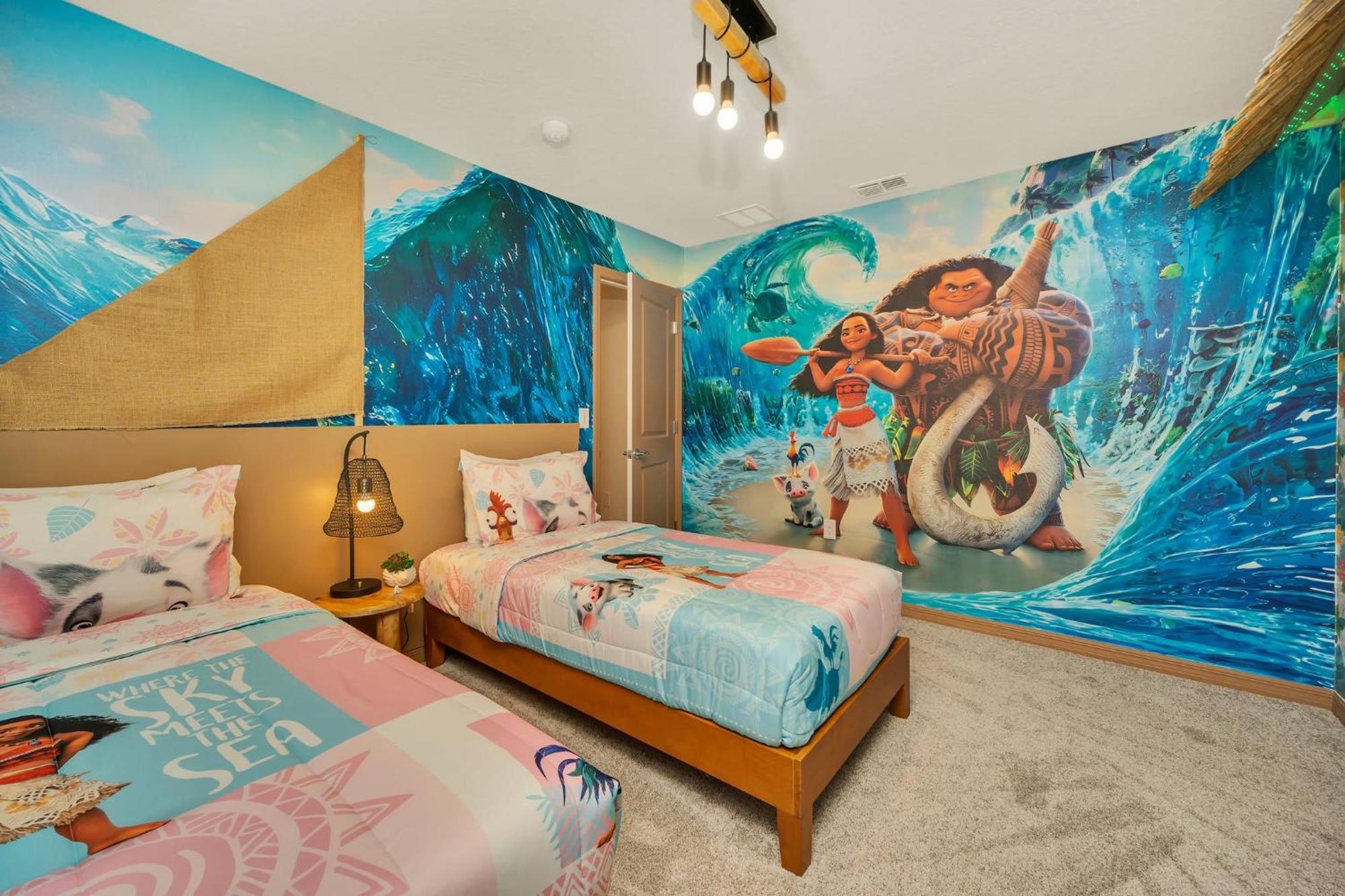 Chic 10br Retreat With Themed & Pool Holiday home