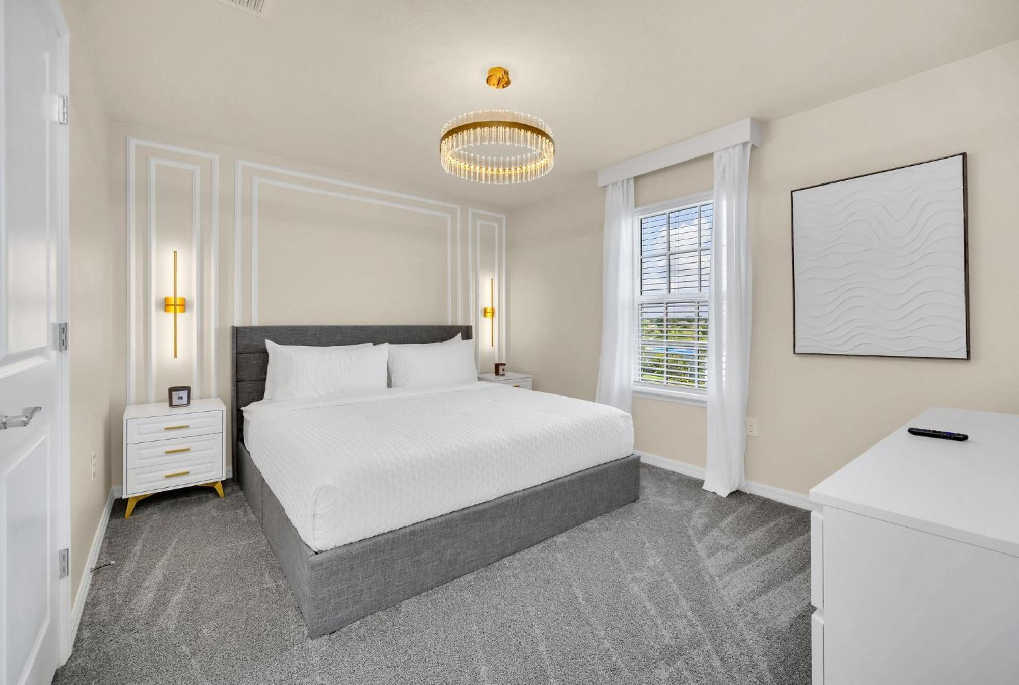 Chic 10br Retreat With Themed & Pool