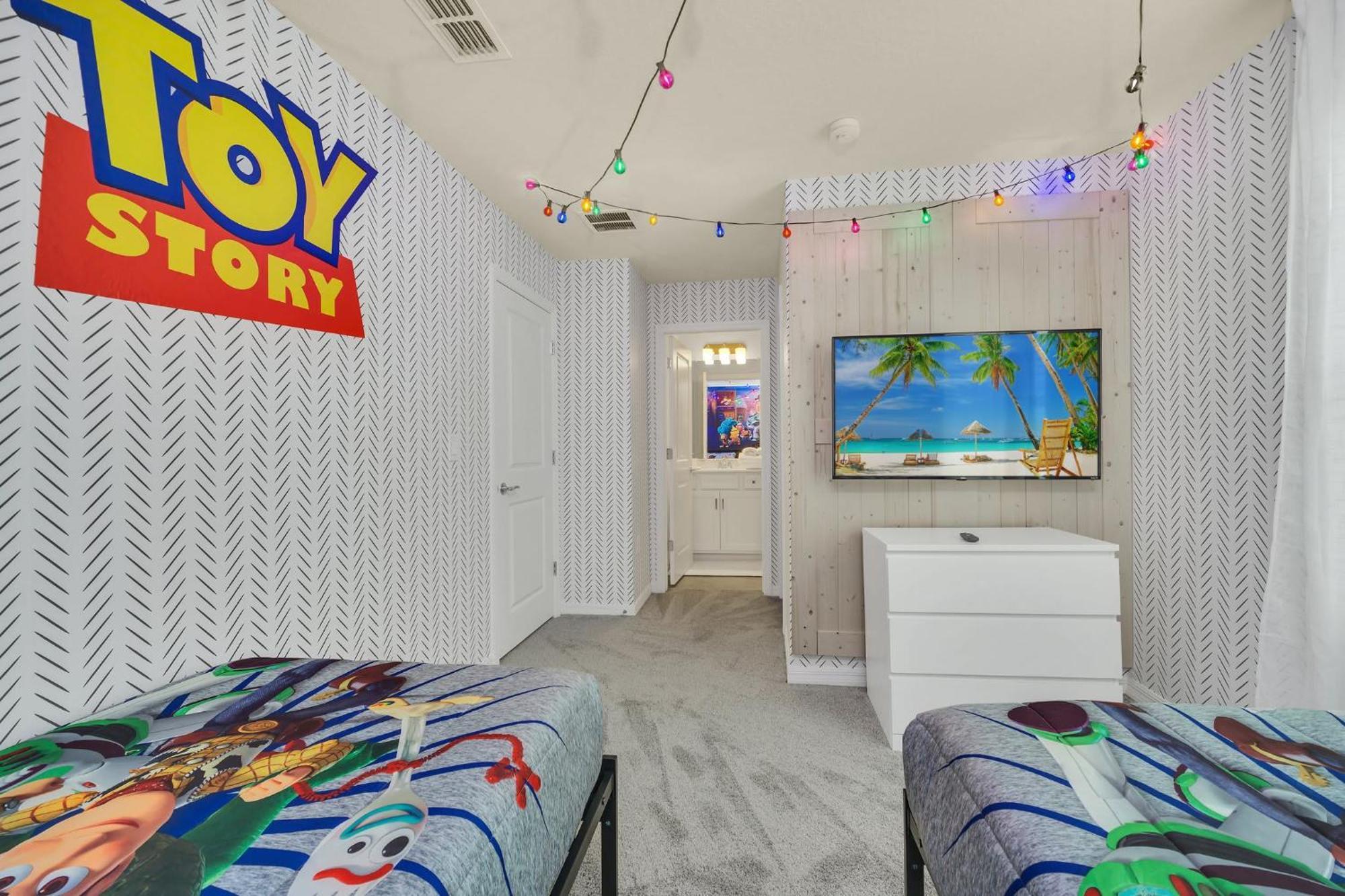 Chic 10br Retreat With Themed & Pool Holiday home