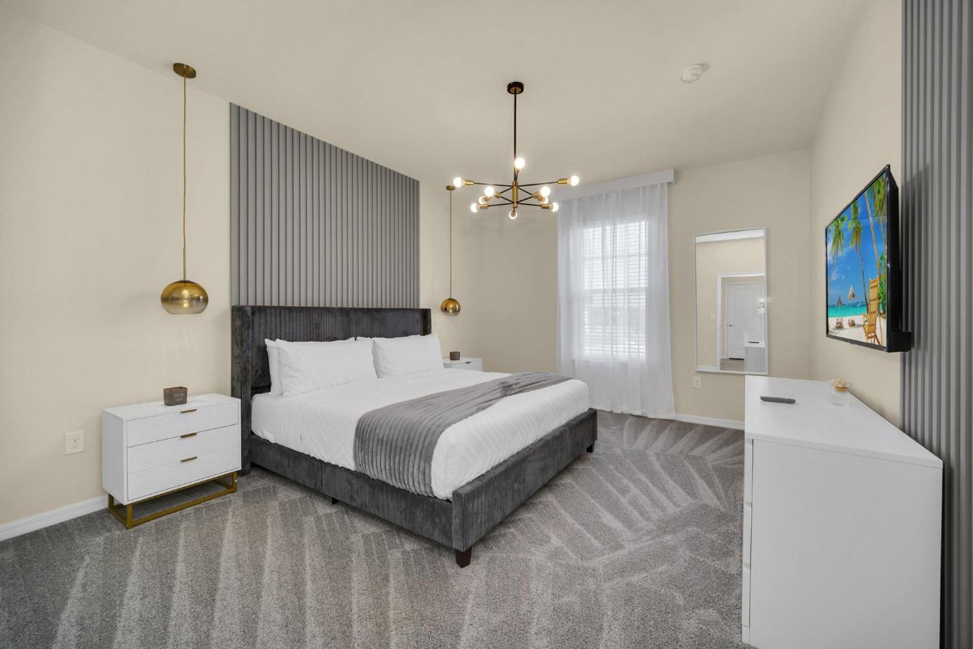 Chic 10br Retreat With Themed & Pool Holiday home *