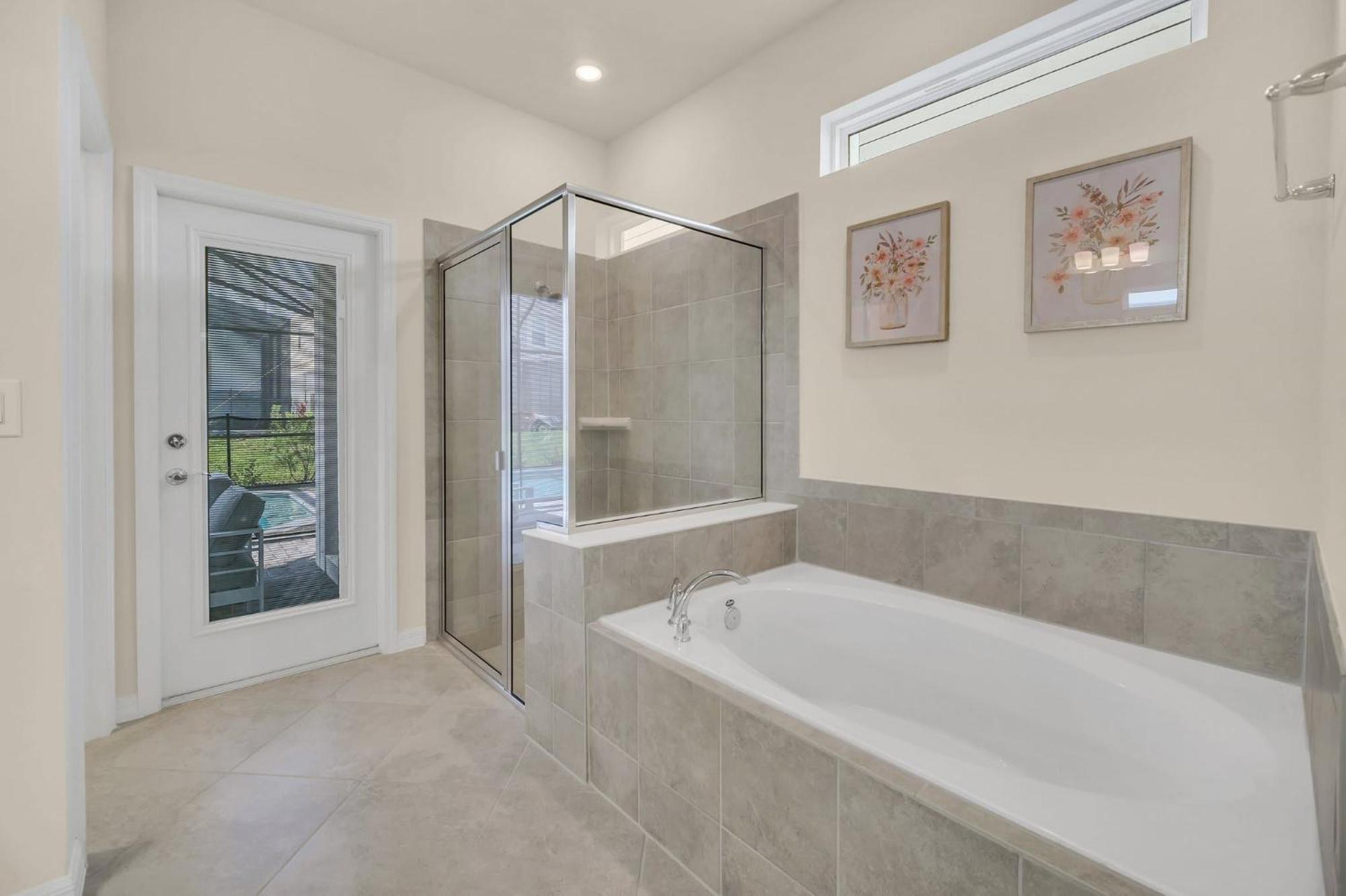 Chic 10br Retreat With Themed & Pool Holiday home