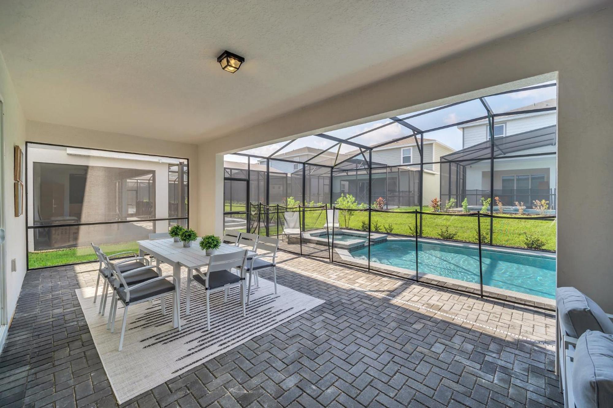 Chic 10br Retreat With Themed & Pool