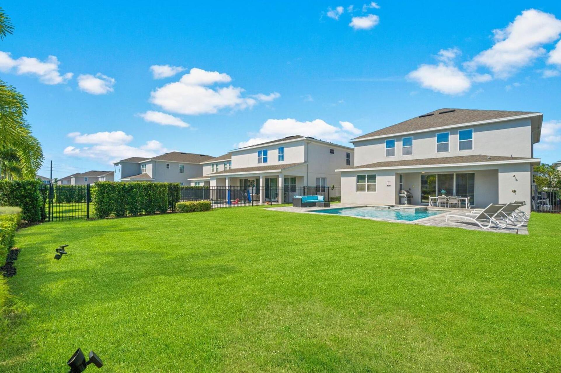 Ultimate Luxury Retreat: 5 Bedroom With Pool And Jacuzzi Villa