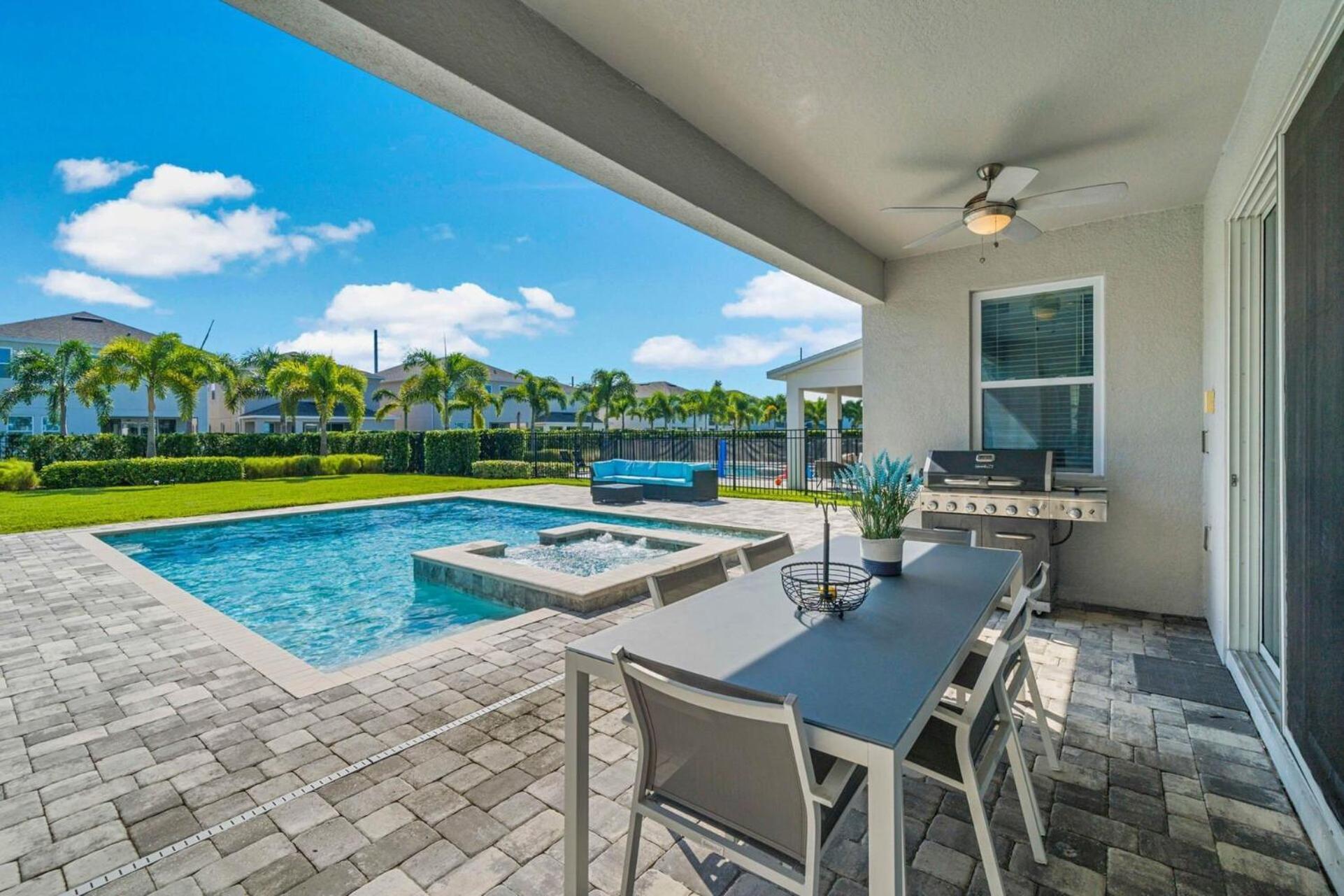 Ultimate Luxury Retreat: 5 Bedroom With Pool And Jacuzzi Villa