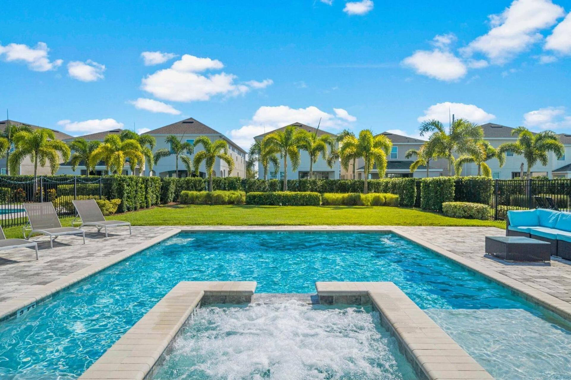 Ultimate Luxury Retreat: 5 Bedroom With Pool And Jacuzzi Villa *