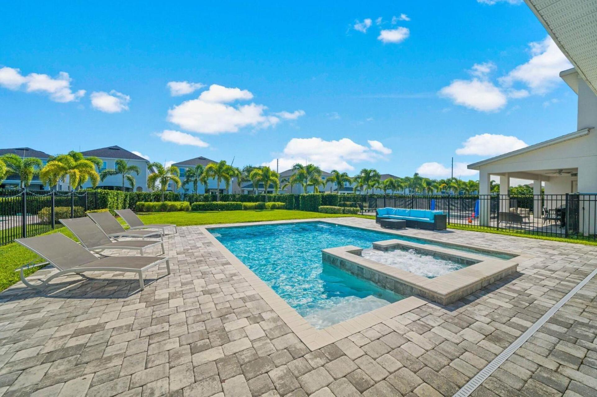 Ultimate Luxury Retreat: 5 Bedroom With Pool And Jacuzzi *